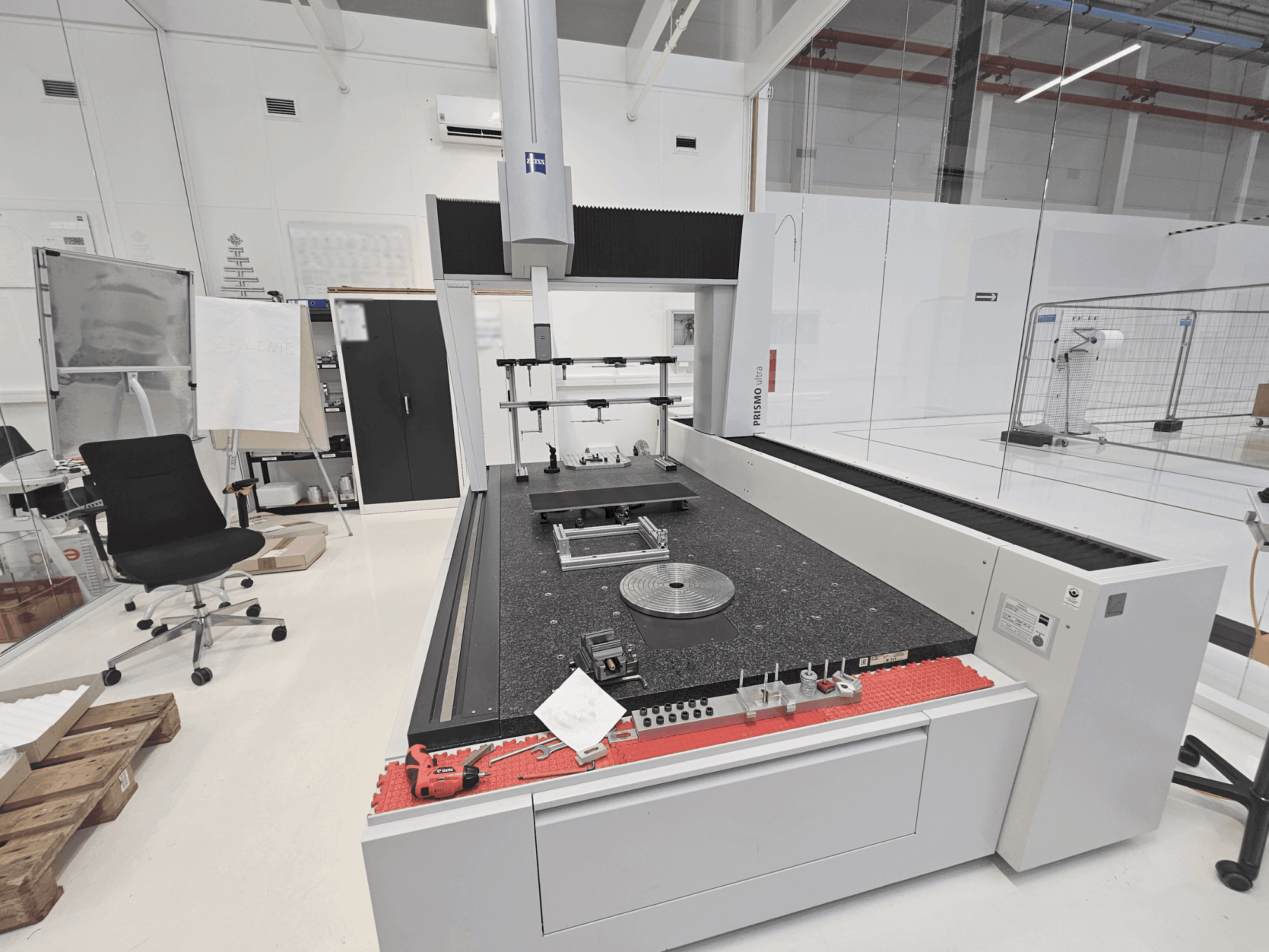 Vista frontal de la máquina ZEISS PRISMO 12/24/10 ultra