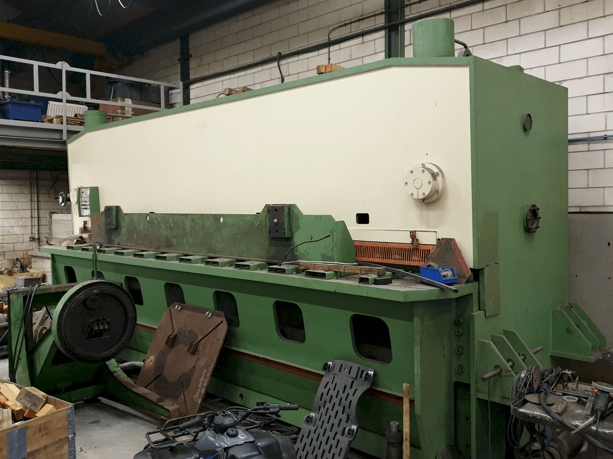 Vista derecha de la máquina LVD MVS 62/16