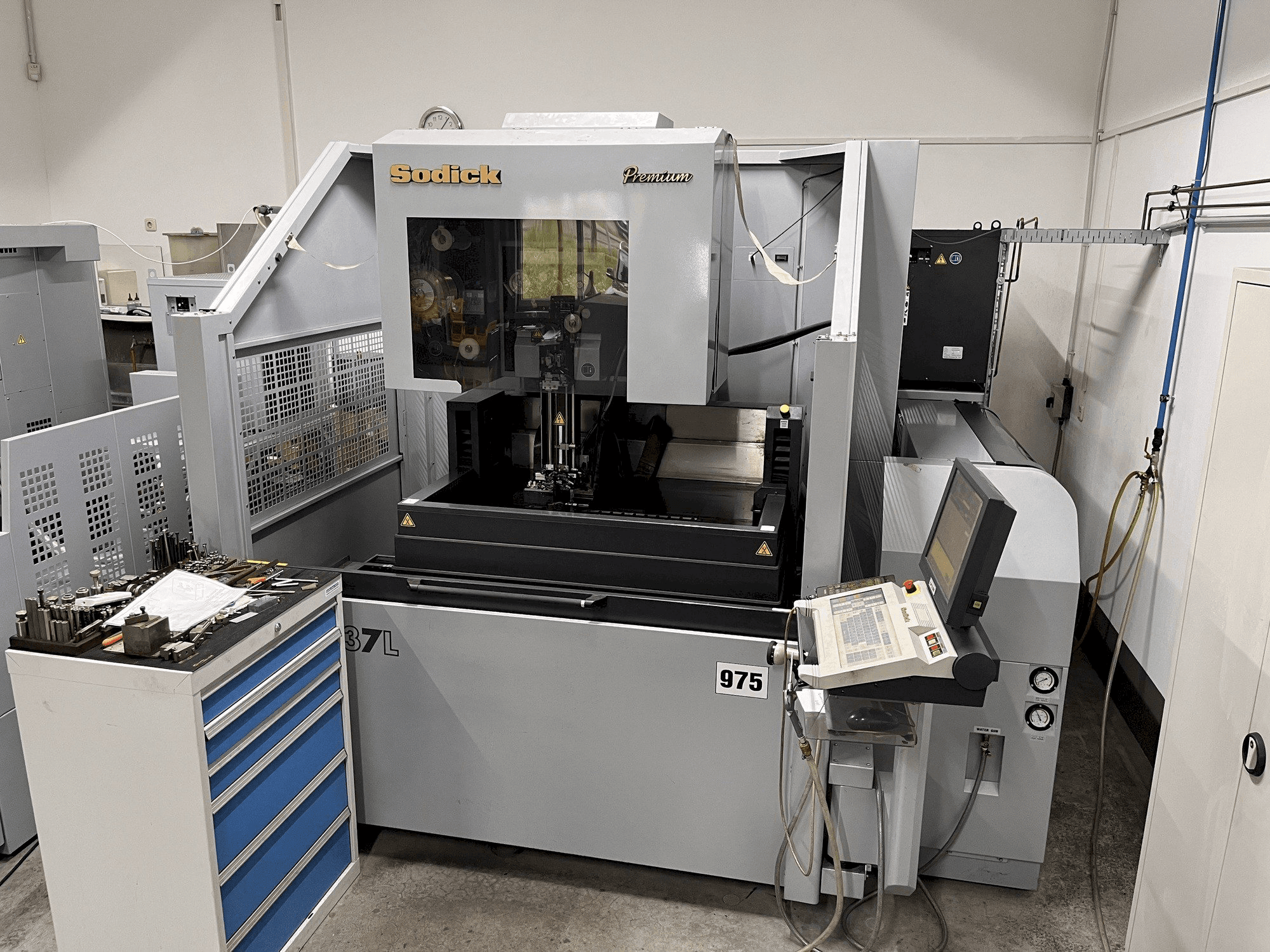 Vista frontal de la máquina Sodick AQ537L