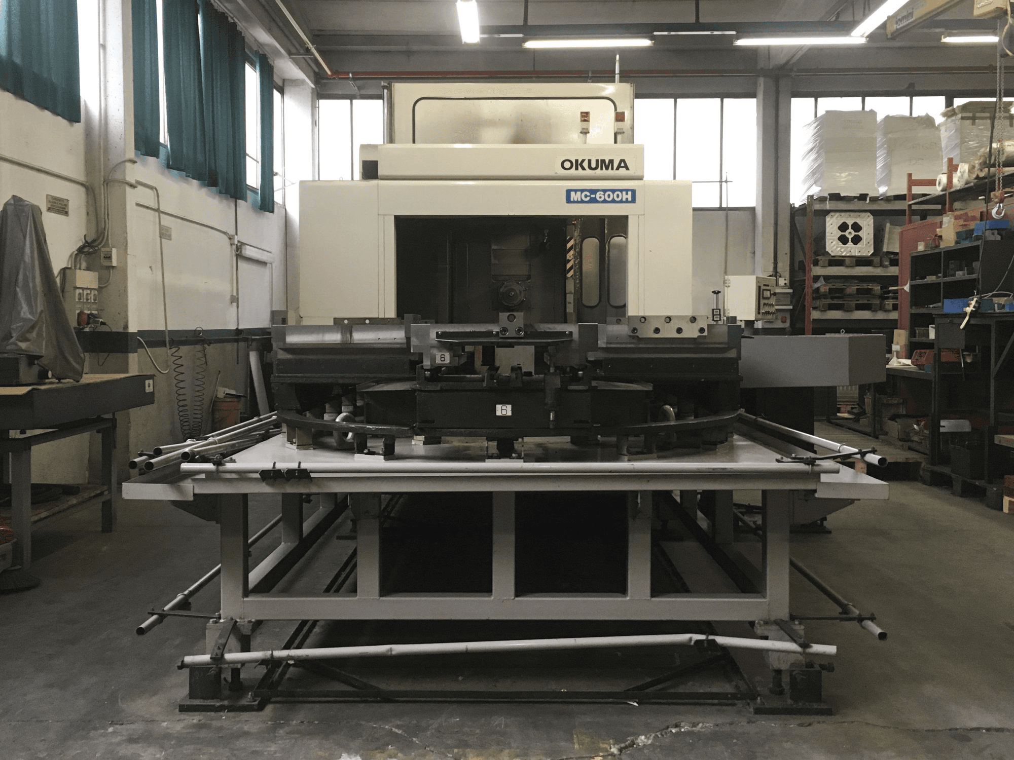 Vista frontal de la máquina Okuma MC-600H
