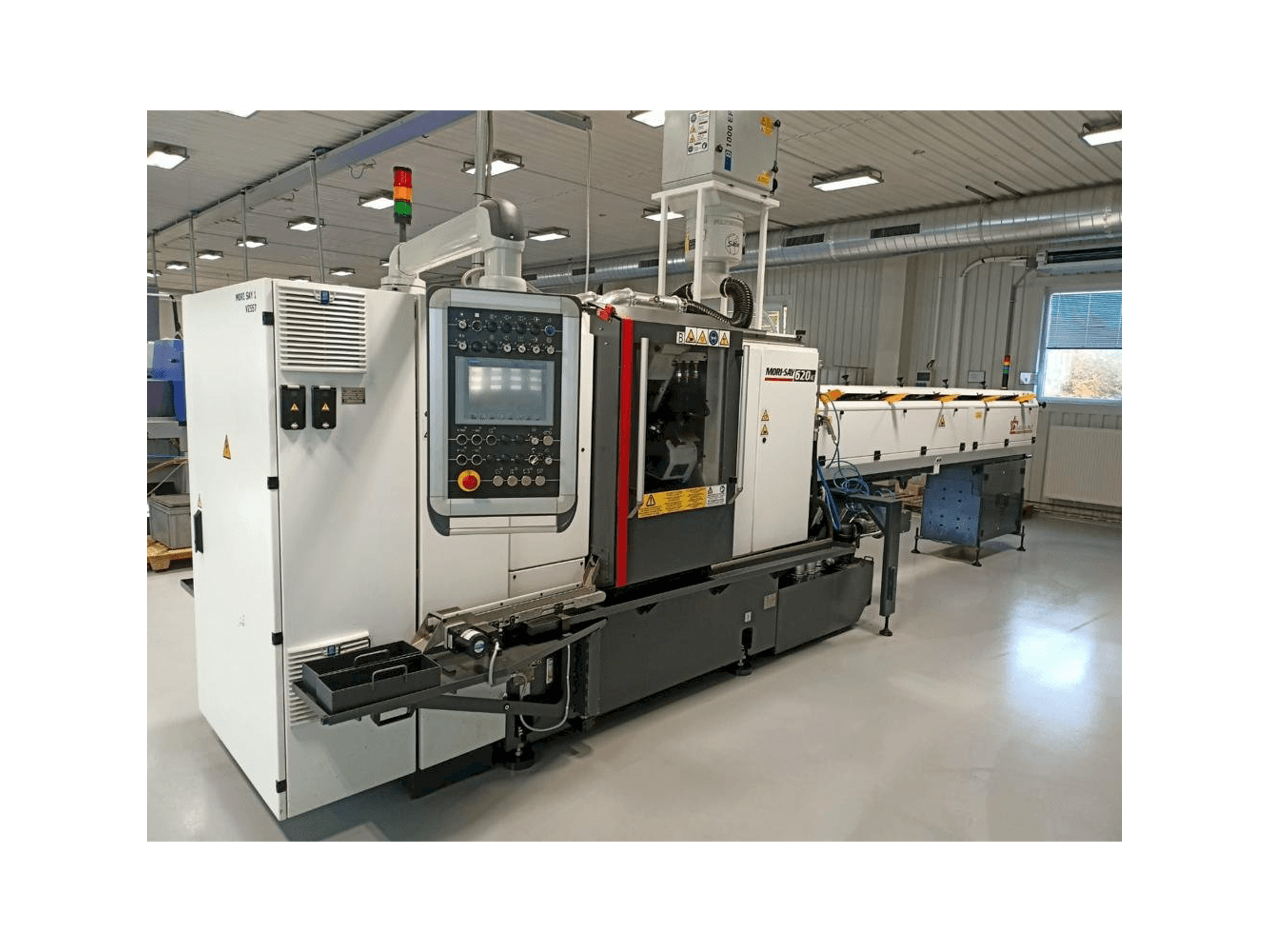 Vista frontal de la máquina MORI SAY 620 AC