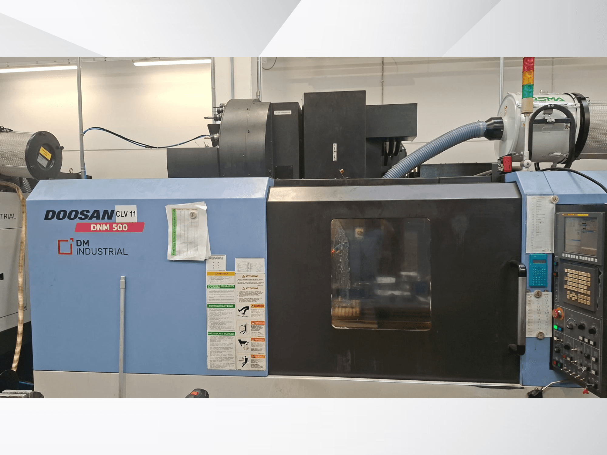 Centro de mecanizado vertical DOOSAN DNM 500 en vista lateral, en el que se aprecian el panel de control y los componentes operativos.