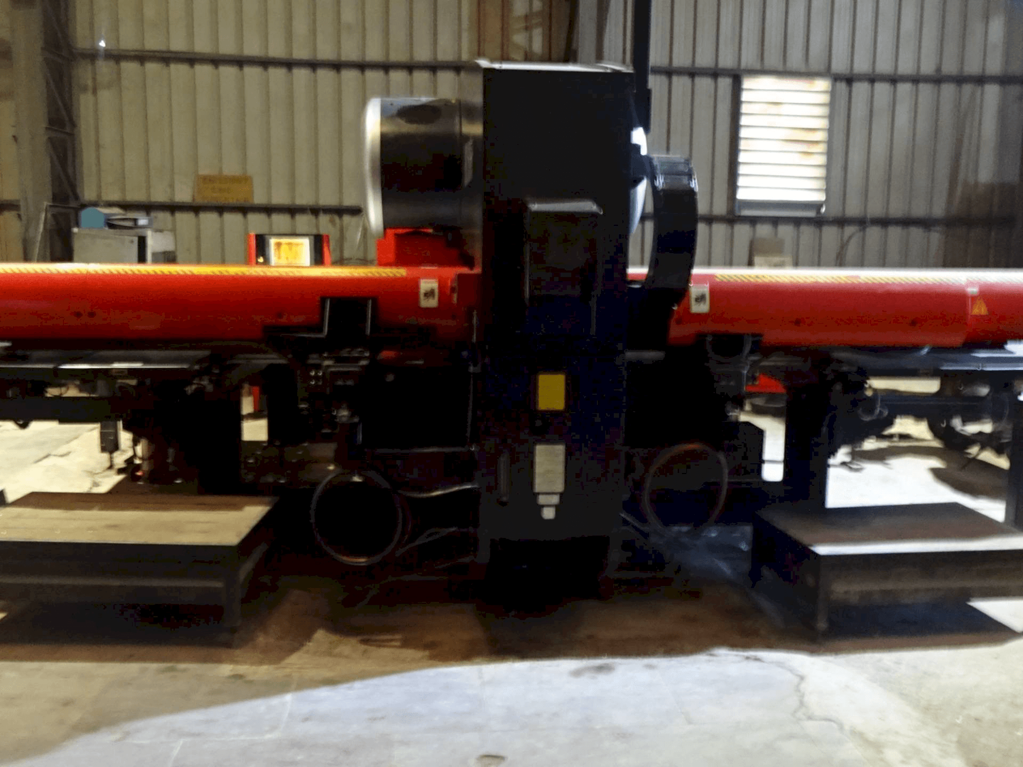 Vista frontal de la máquina AMADA EM 2510 NT