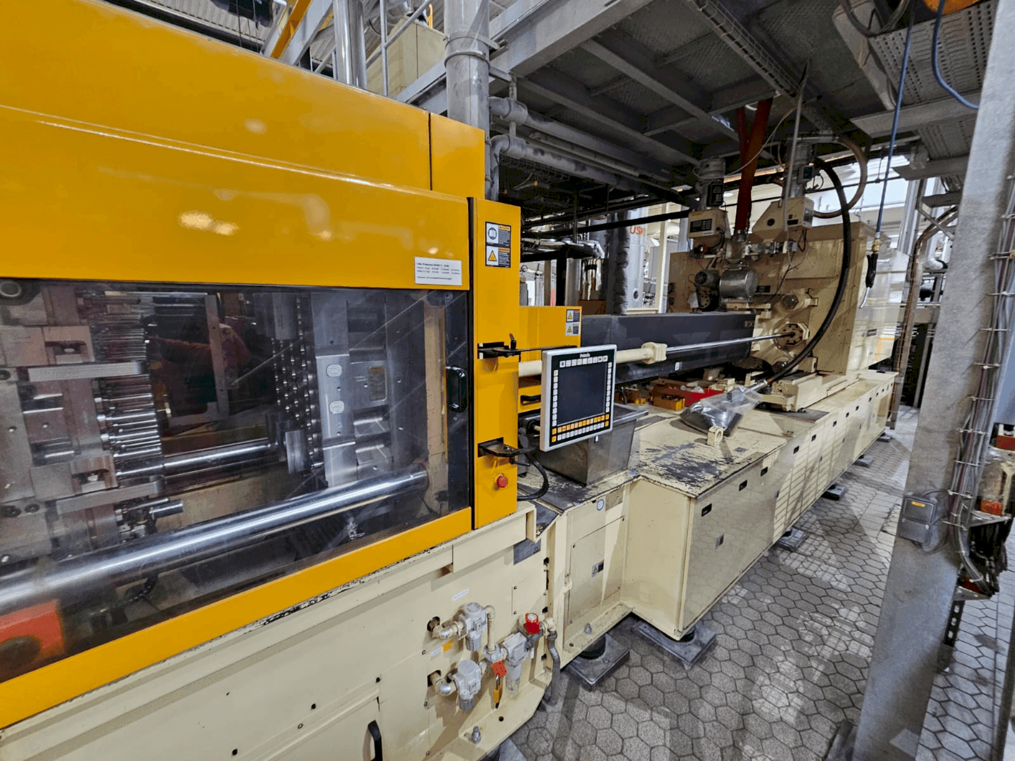 Vista frontal de la máquina Husky HPETL230E-RSE95D-95