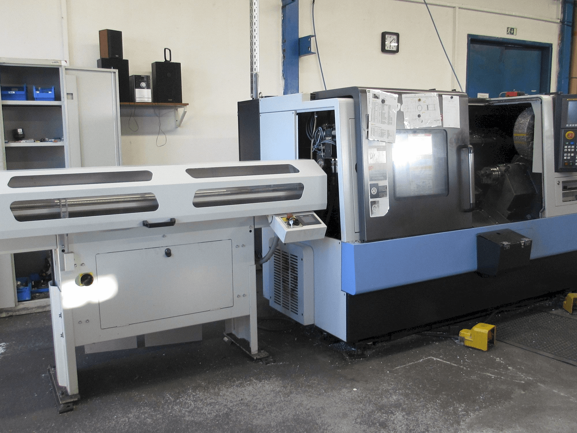 Vista frontal de la máquina Doosan Lynx 220 LMS