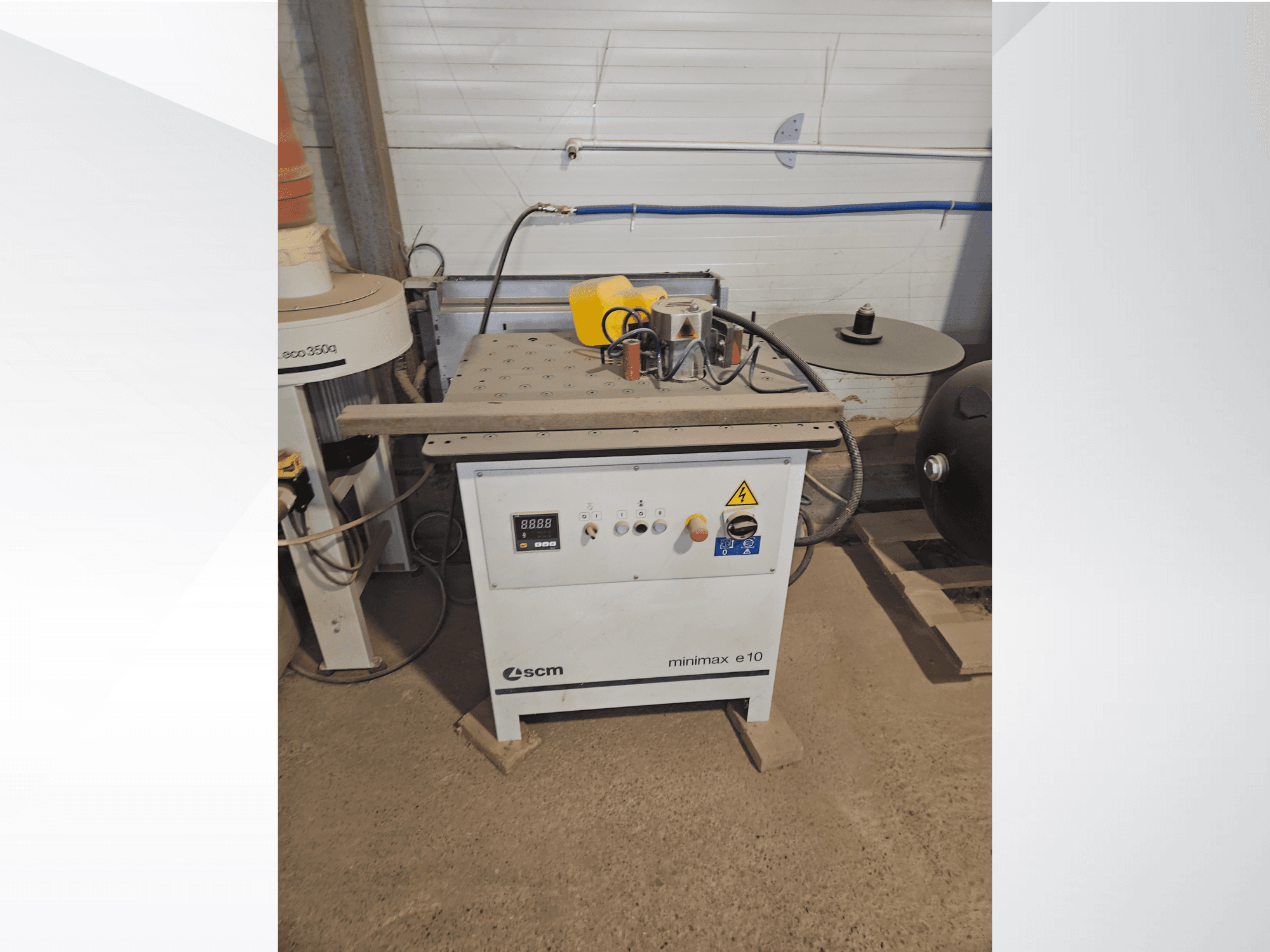 Máquina para trabajar la madera SCM Minimax E10, vista frontal, con panel de control, puerto para el polvo y superficie de trabajo ajustable.