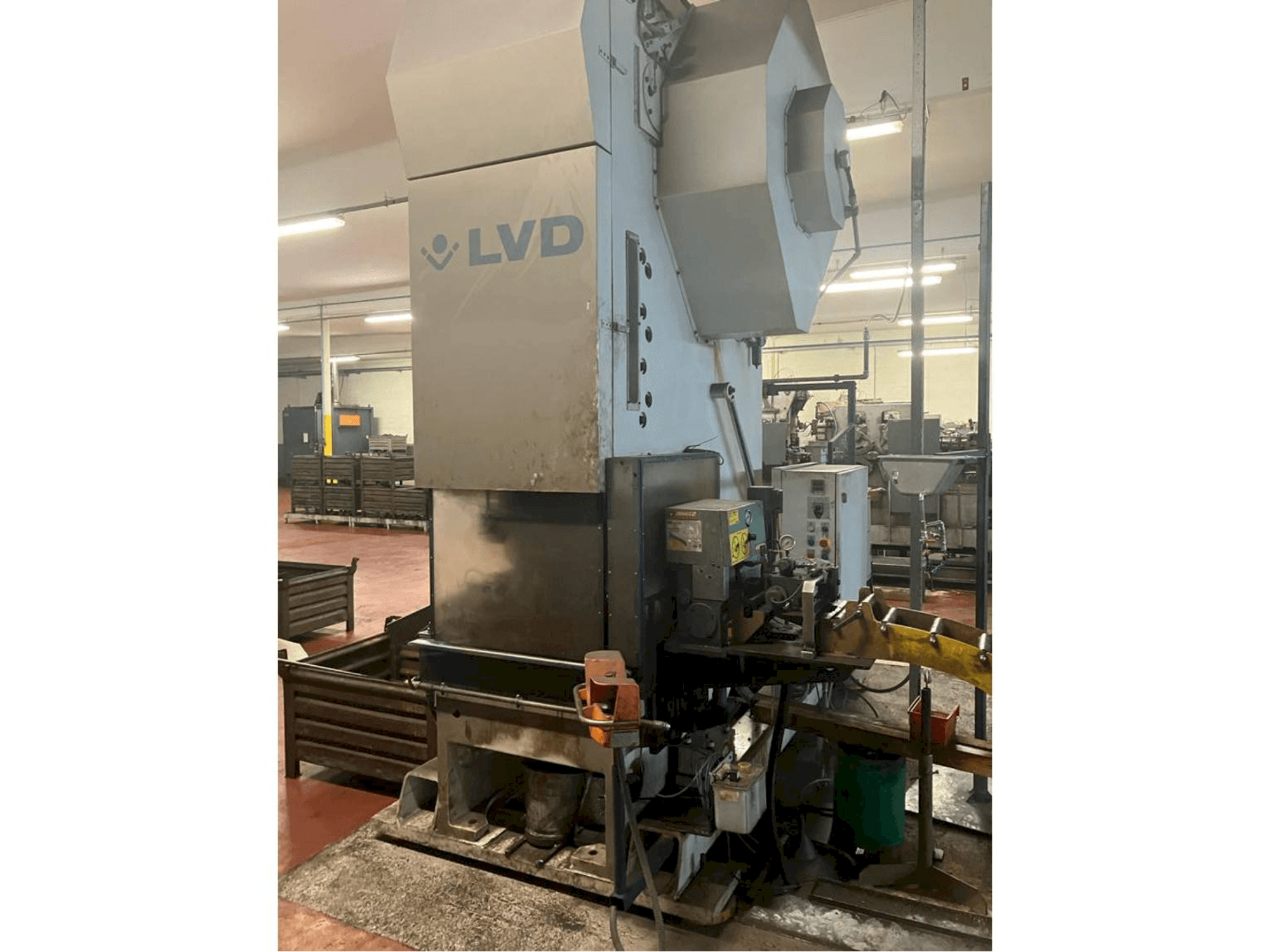 Vista frontal de la máquina LVD DVDF 160T