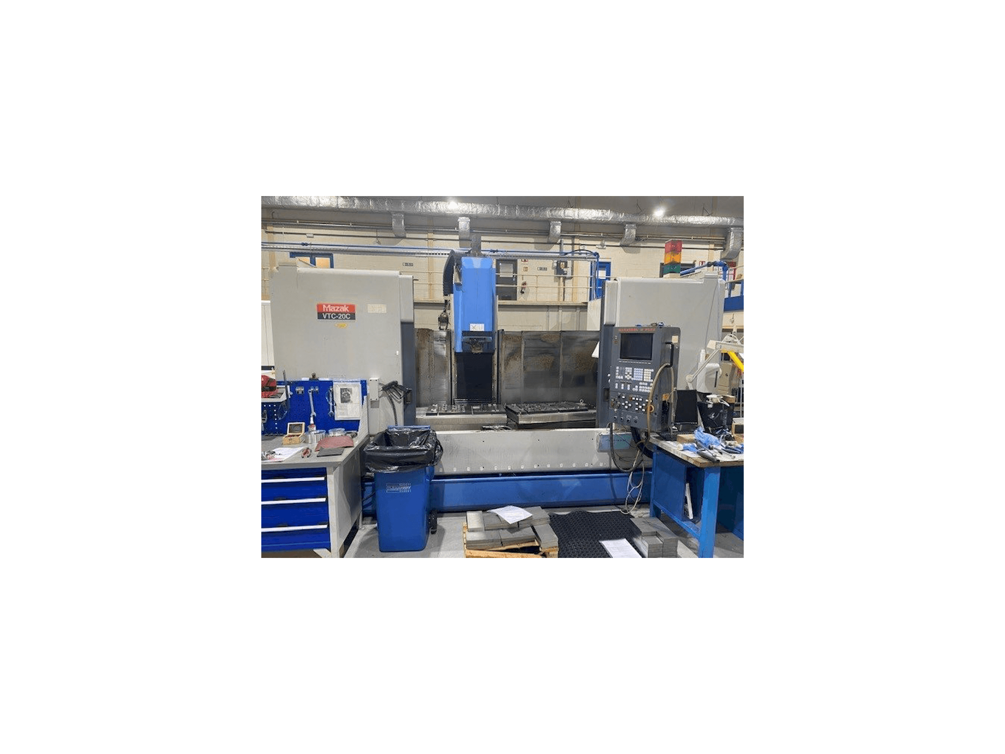 Vista frontal de la máquina Mazak VTC-20C