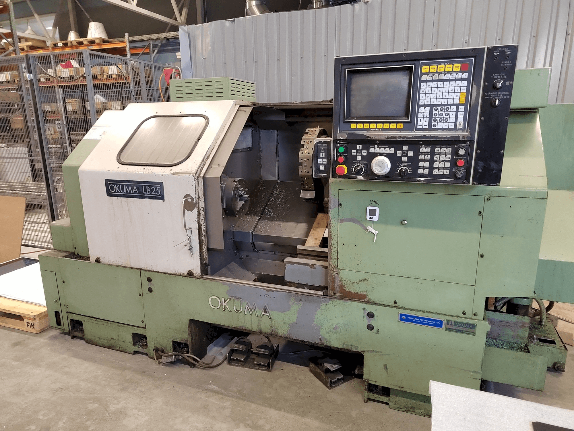 Vista frontal de la máquina Okuma LB25