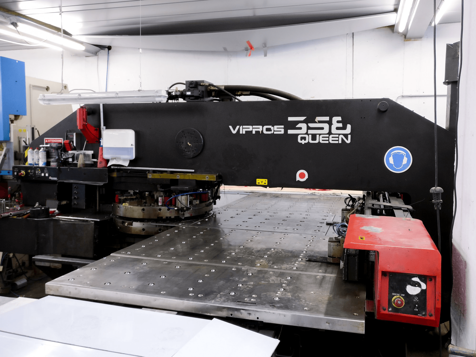 Vista derecha de la máquina AMADA Vipros 358 QUEEN