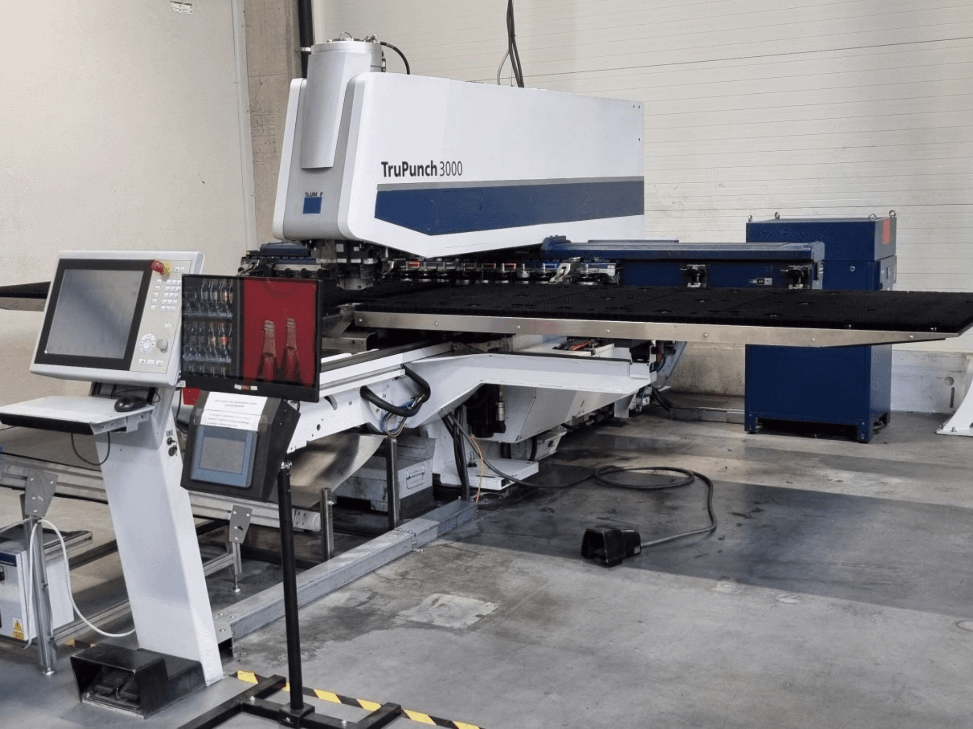 Punzonadora CNC TRUMPF TruPunch 3000 vista frontal, con panel de control y una amplia mesa de punzonado.