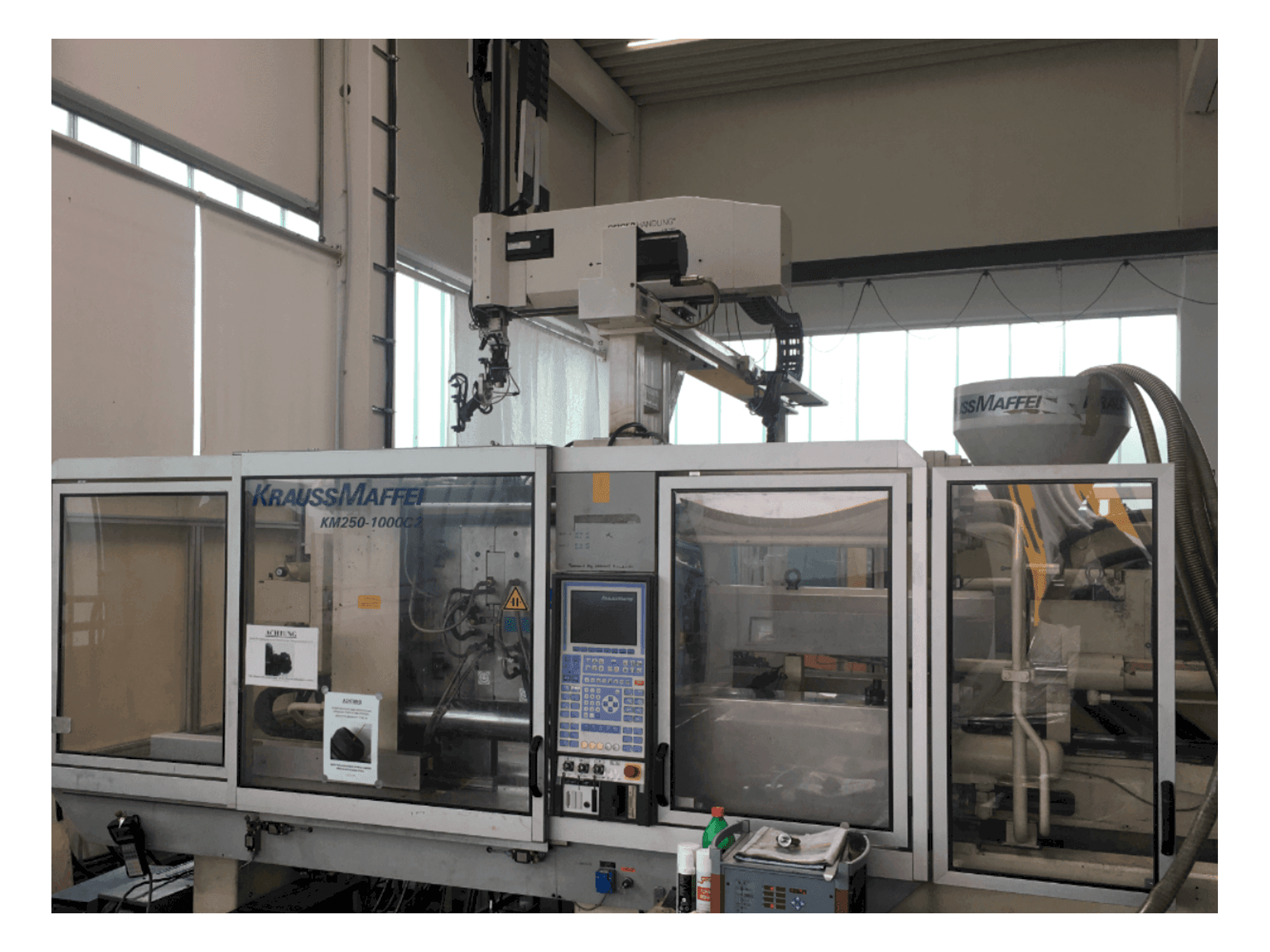 Vista frontal de la máquina Krauss Maffei 250-1000 C2