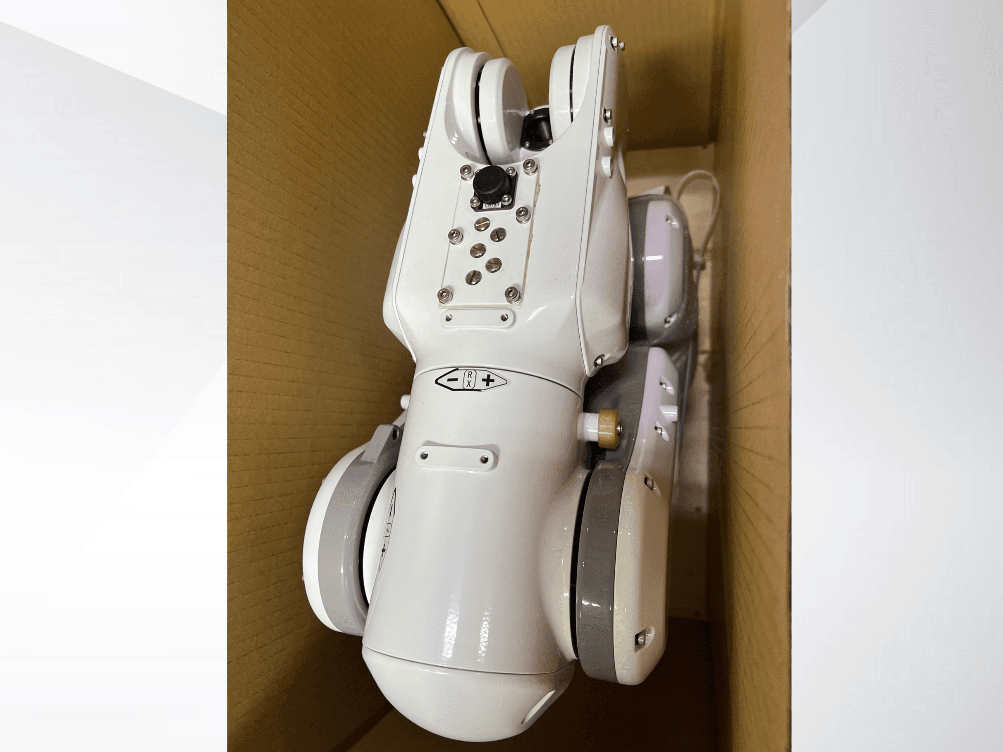 Brazo robótico NACHI MZ04D visto desde arriba, mostrando su elegante diseño blanco y el panel de control con botones e indicadores.