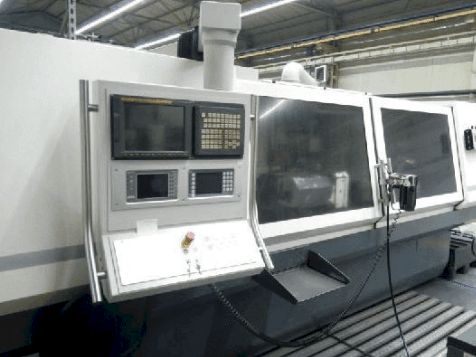 Vista frontal de la máquina STUDER S40 CNC