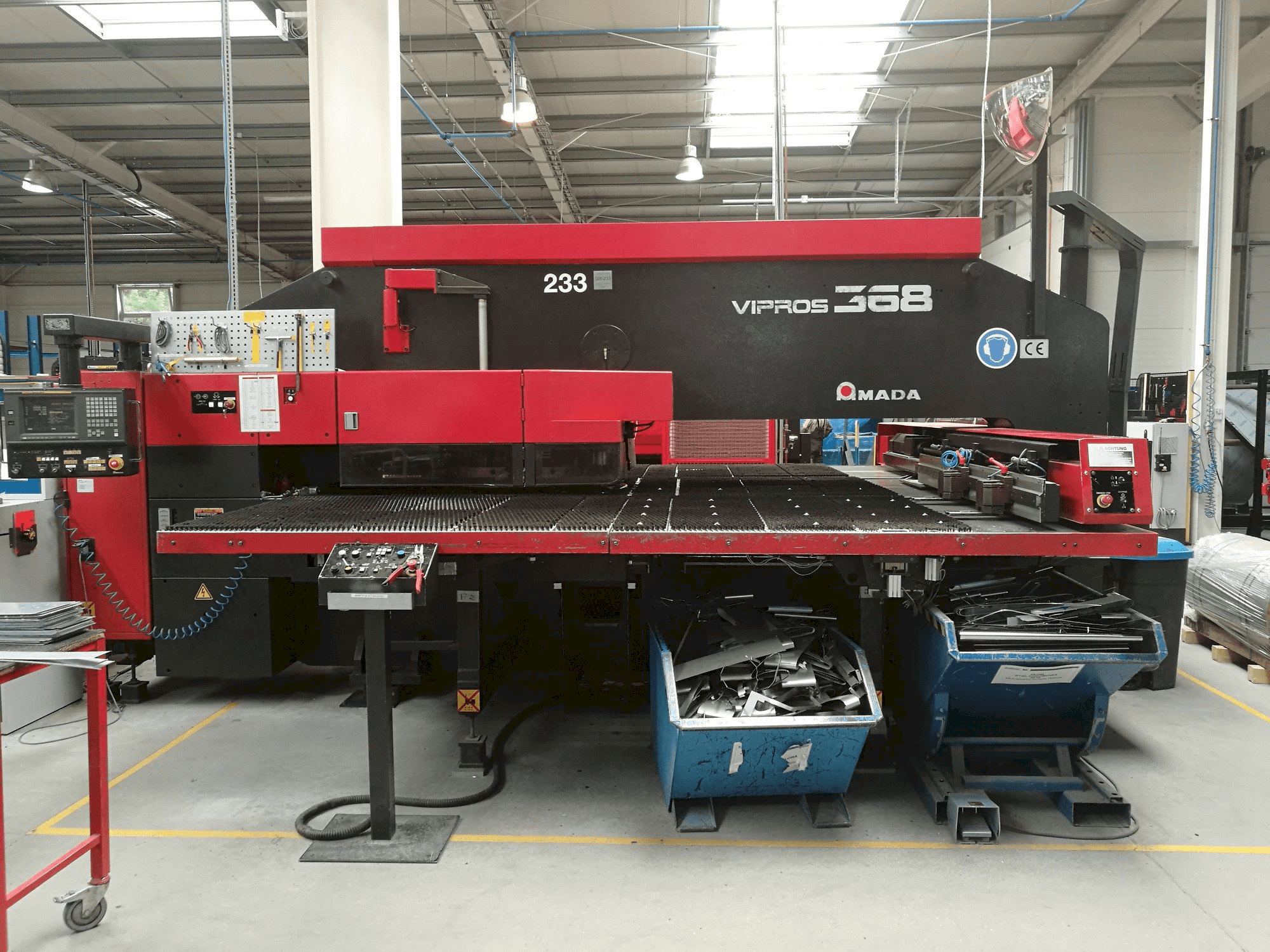 Vista frontal de la máquina AMADA VIPROS 368 King