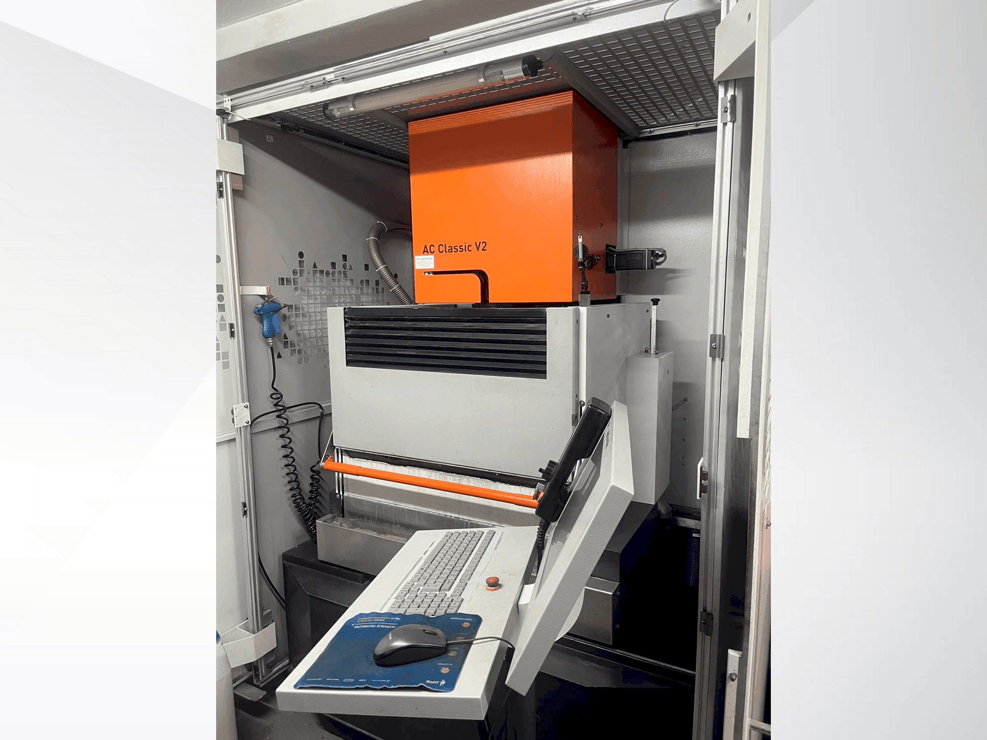 Vista frontal de la máquina AgieCharmilles Classic V2