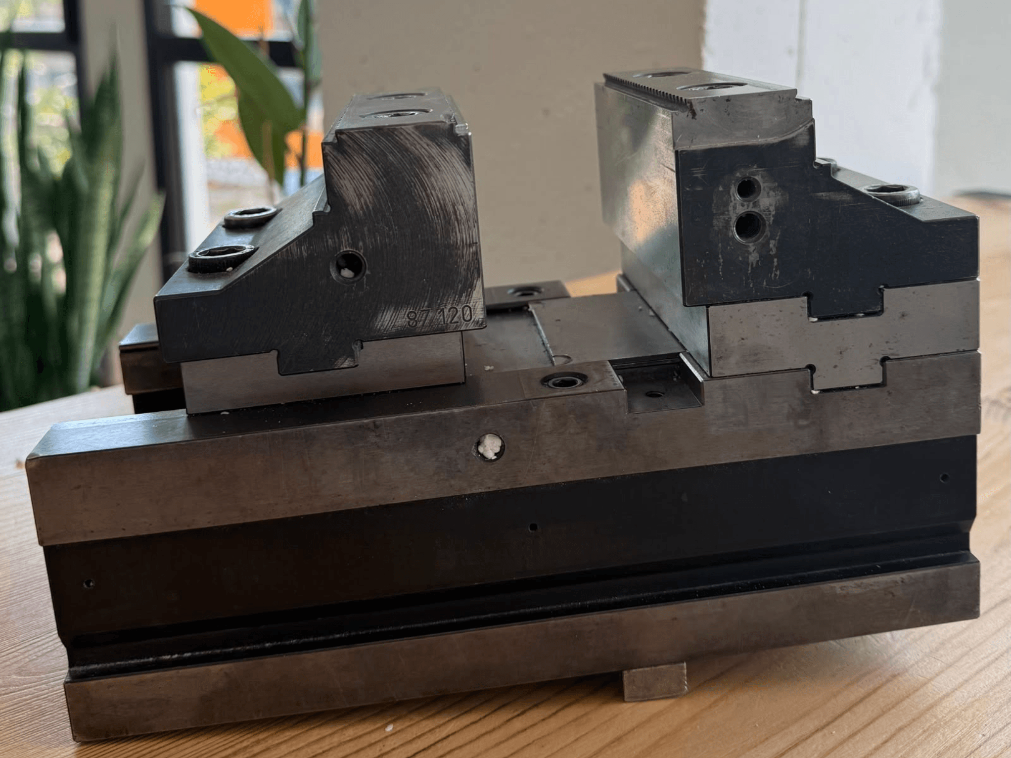 Sujeción para máquina herramienta TRIGO SCS 120-250, vista lateral, en la que se aprecian las dos superficies de sujeción y los múltiples orificios de fijación para una sujeción segura.