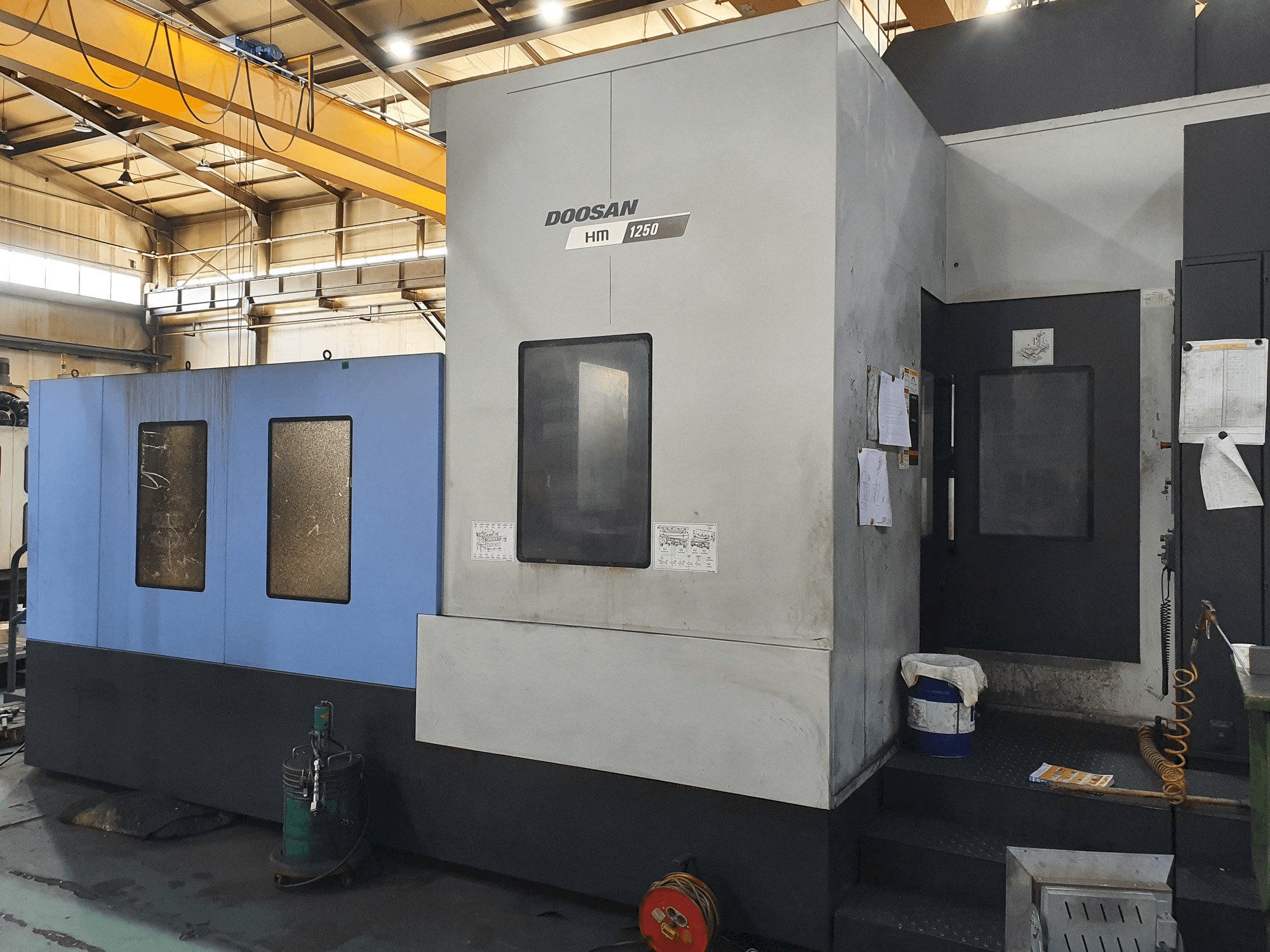 Vista frontal de la máquina Doosan HM 1250