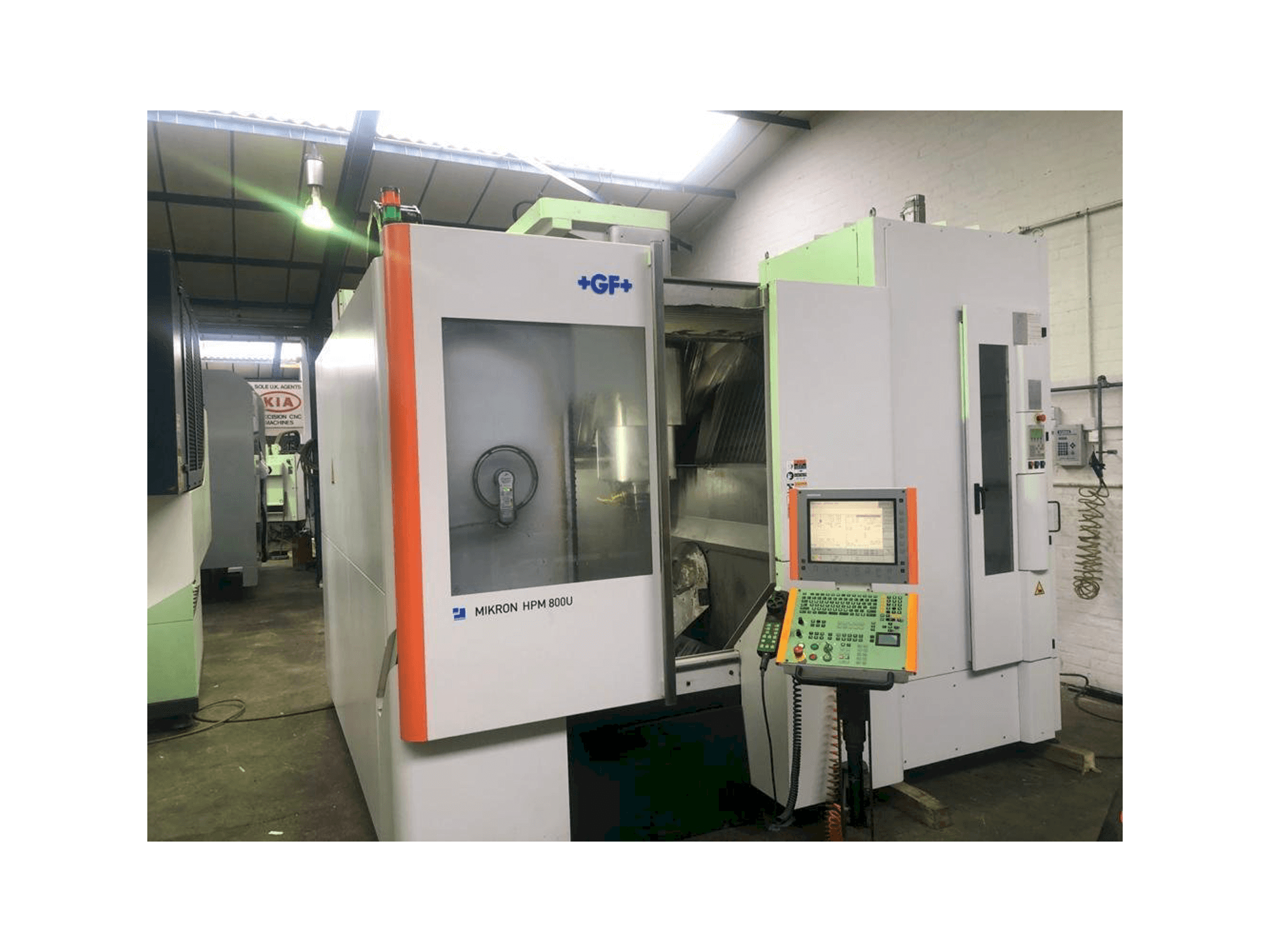 Vista frontal de la máquina MIKRON HPM 800U