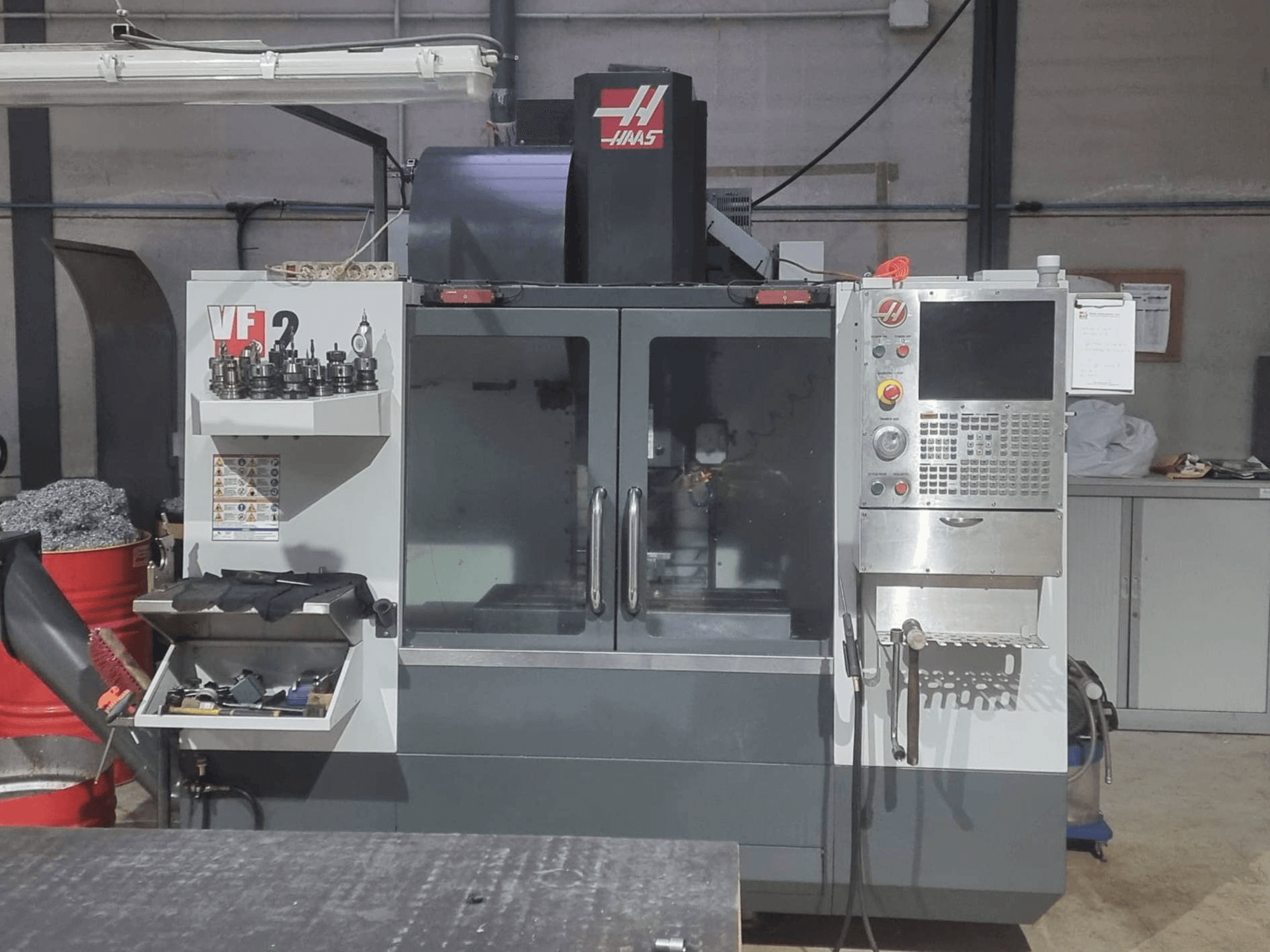Vista frontal de la máquina HAAS VF-2