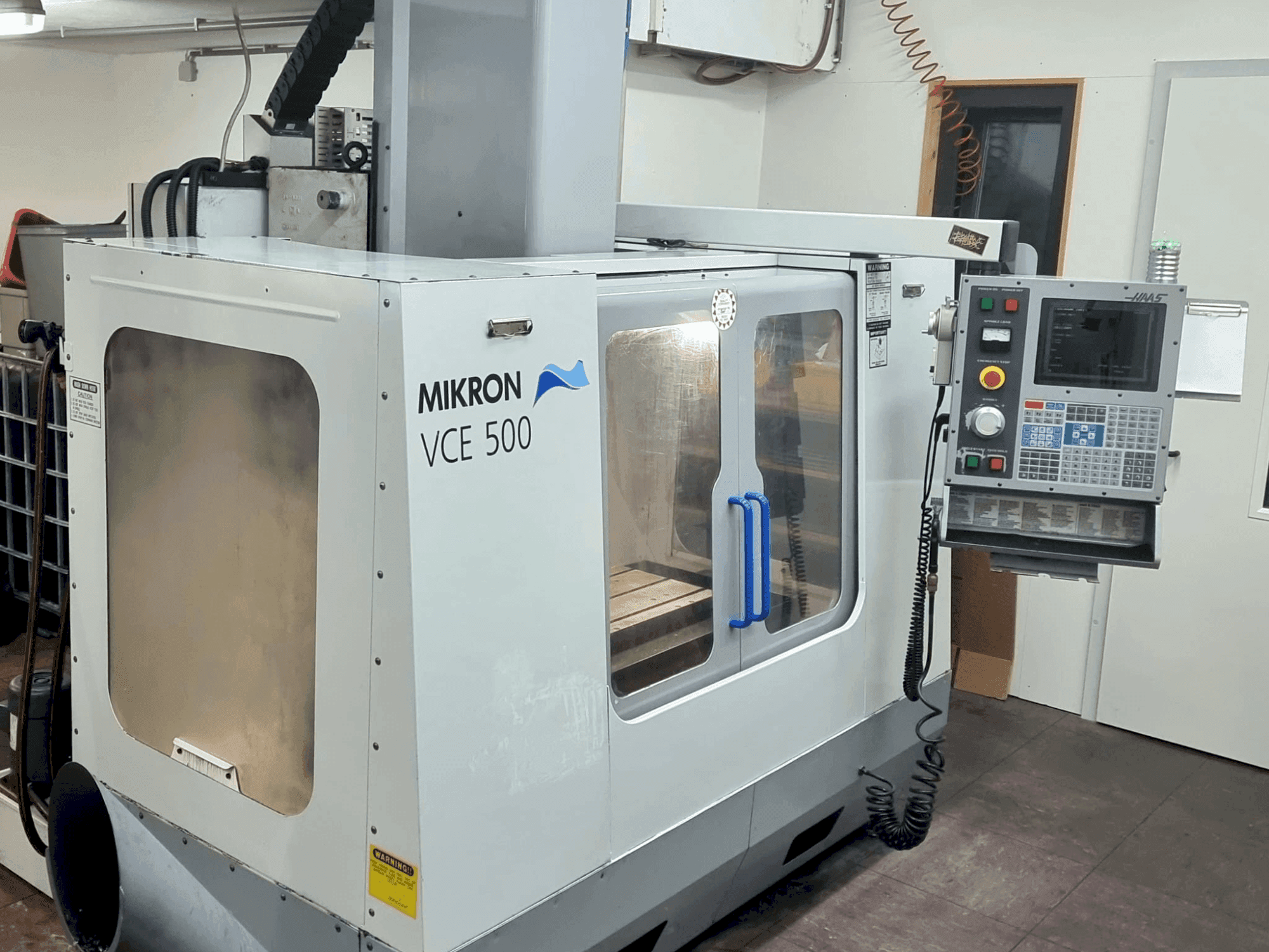 Vista frontal de la máquina HAAS VCE 550