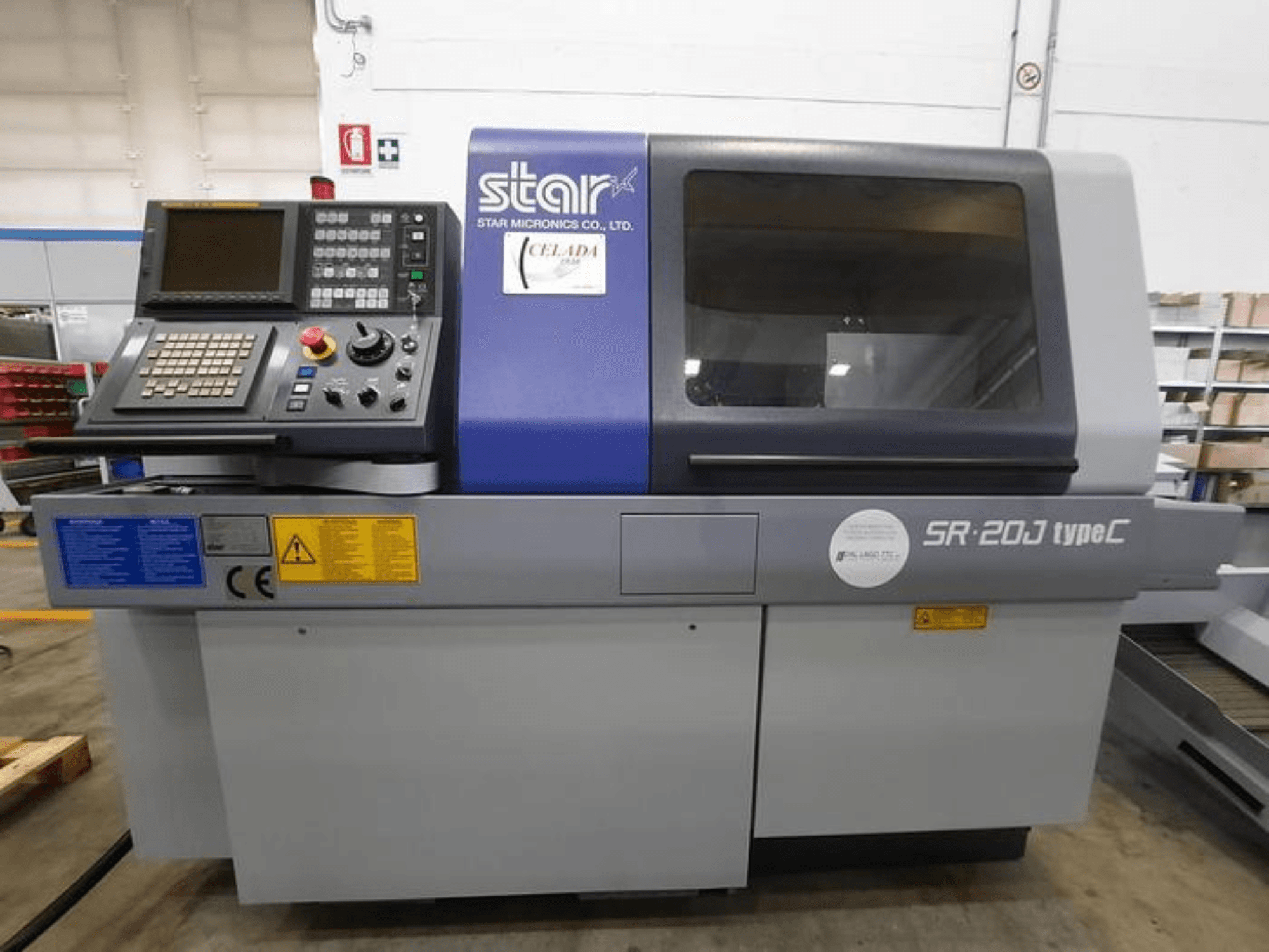 Torno CNC Star Micronics SR-20J tipo C, vista frontal, con panel de control y pantalla, mostrando los botones operativos.