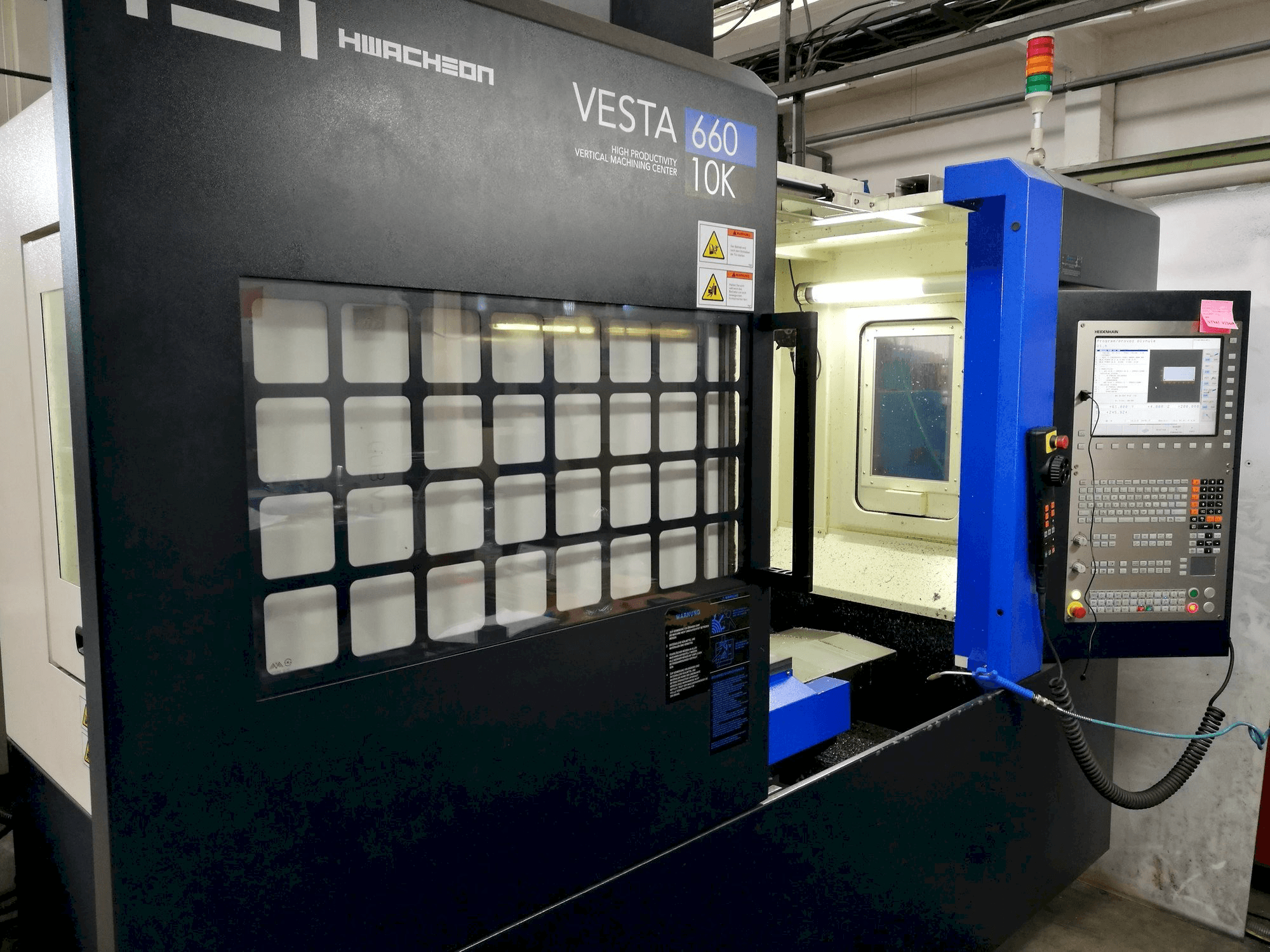 Vista frontal de la máquina HWACHEON Vesta-600