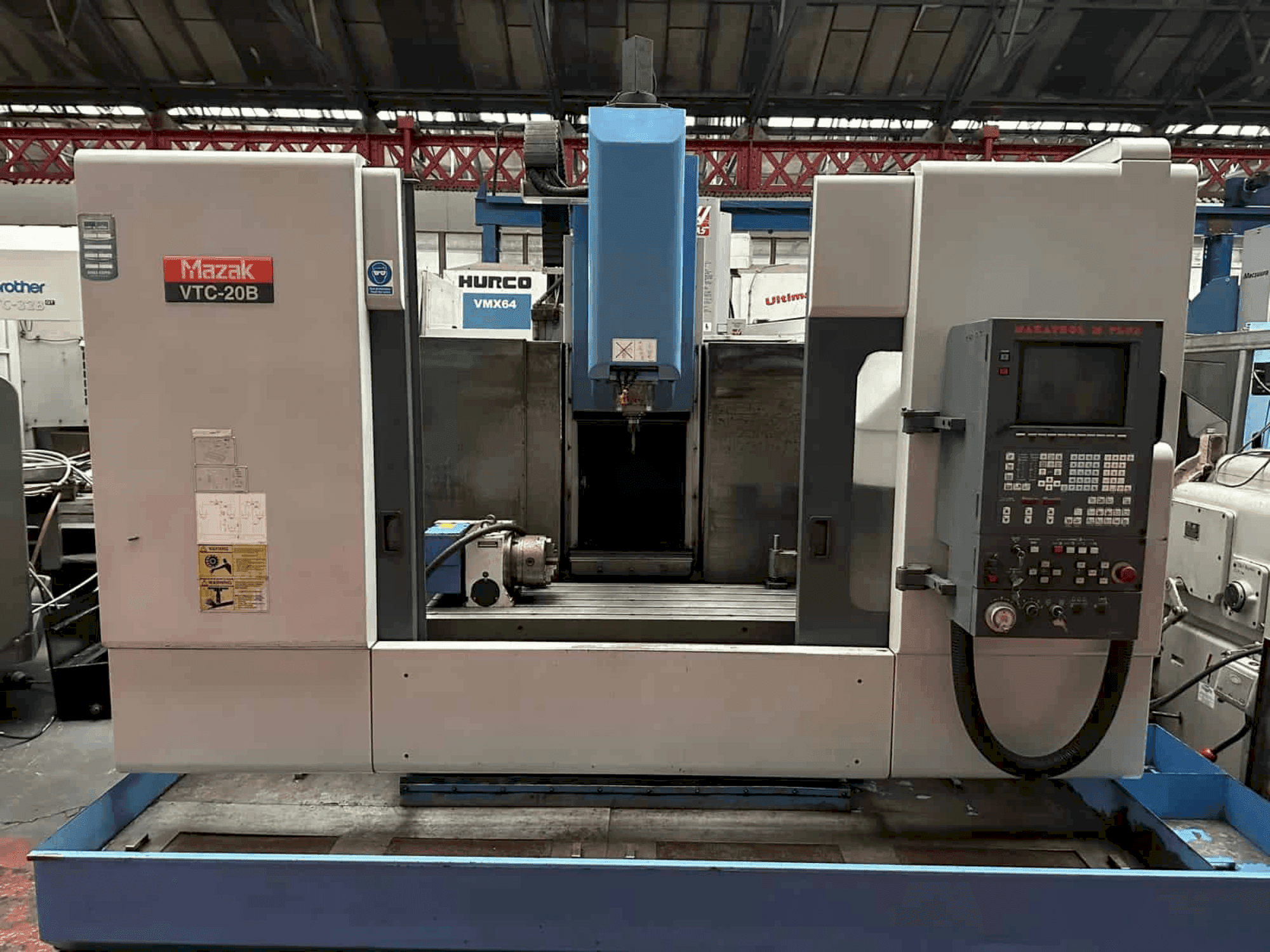 Vista frontal de la máquina Mazak VTC - 20B