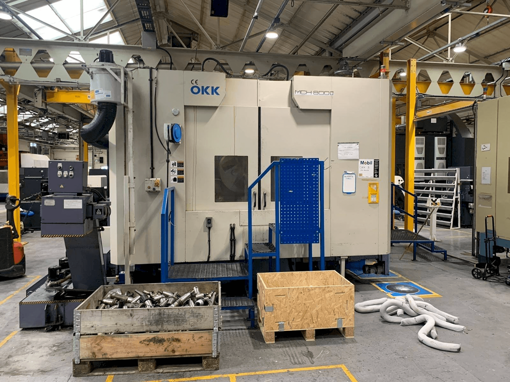 Vista frontal de la máquina OKK MCH 800II