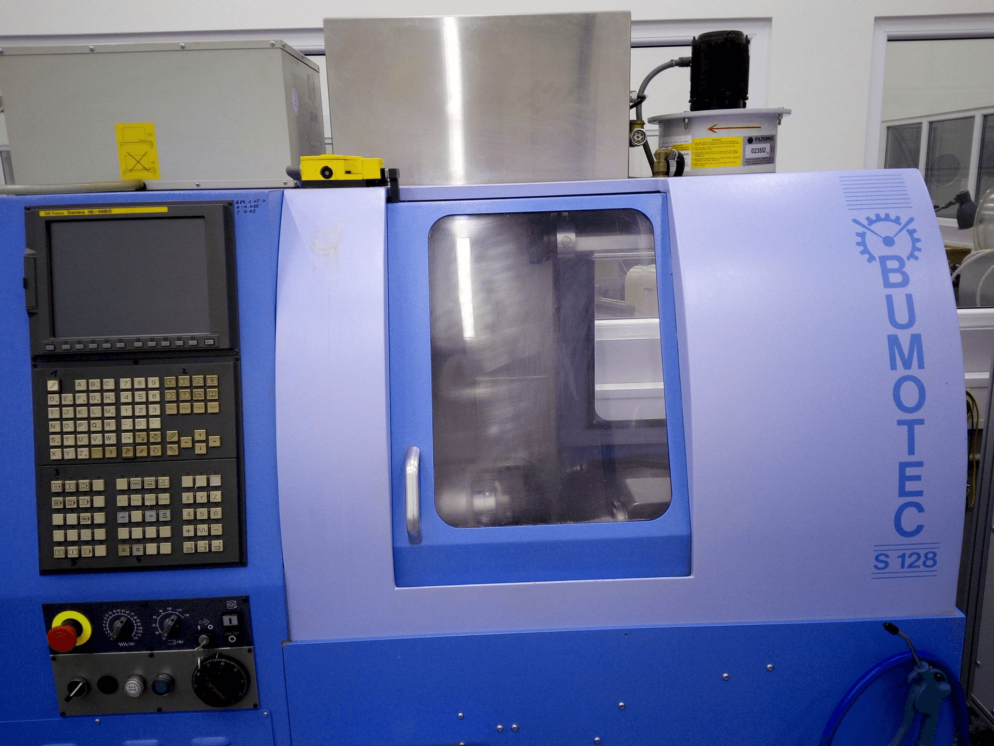 Vista frontal de la máquina Bumotec S 128
