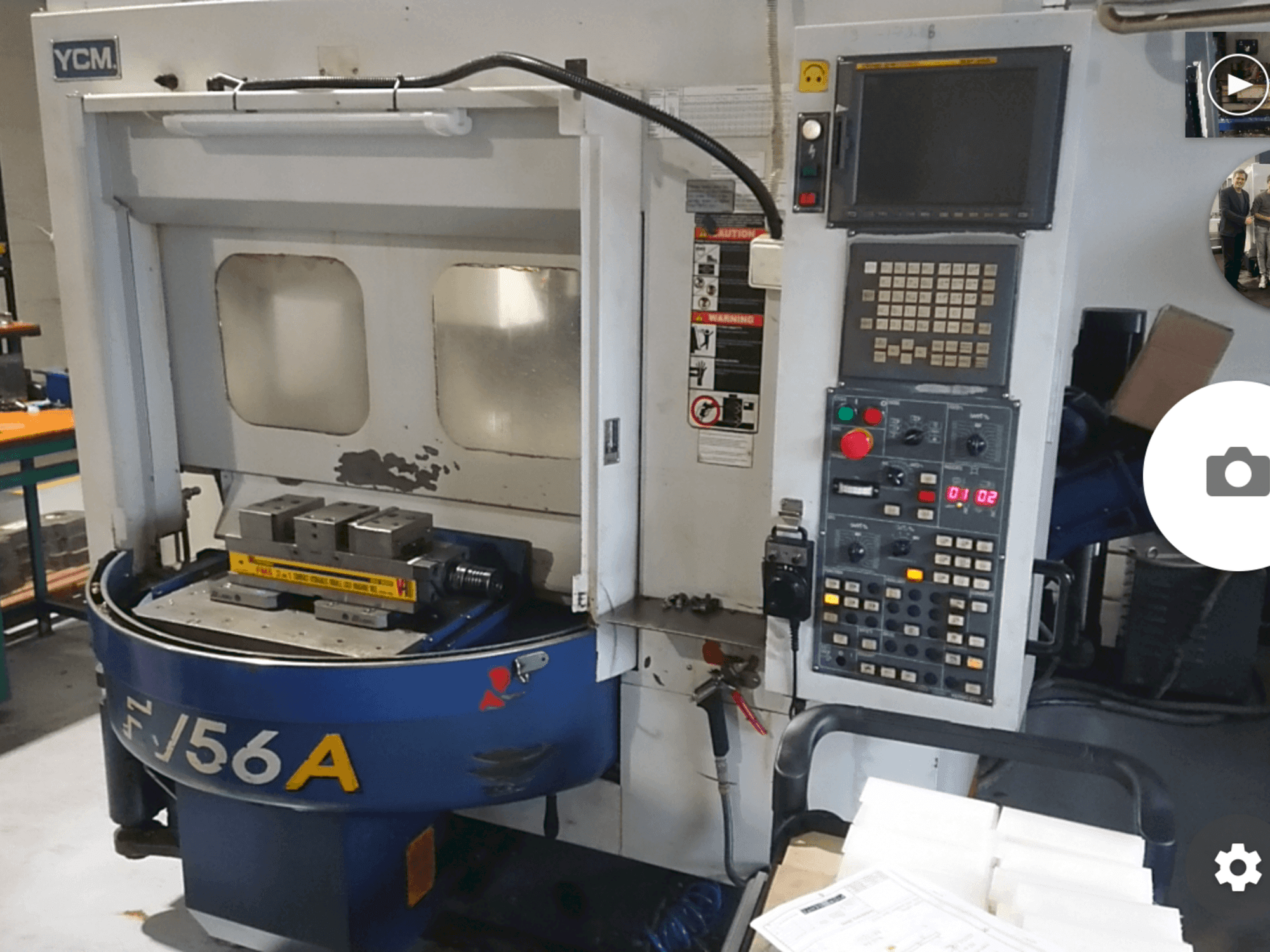 Vista frontal de la máquina YCM FV56A