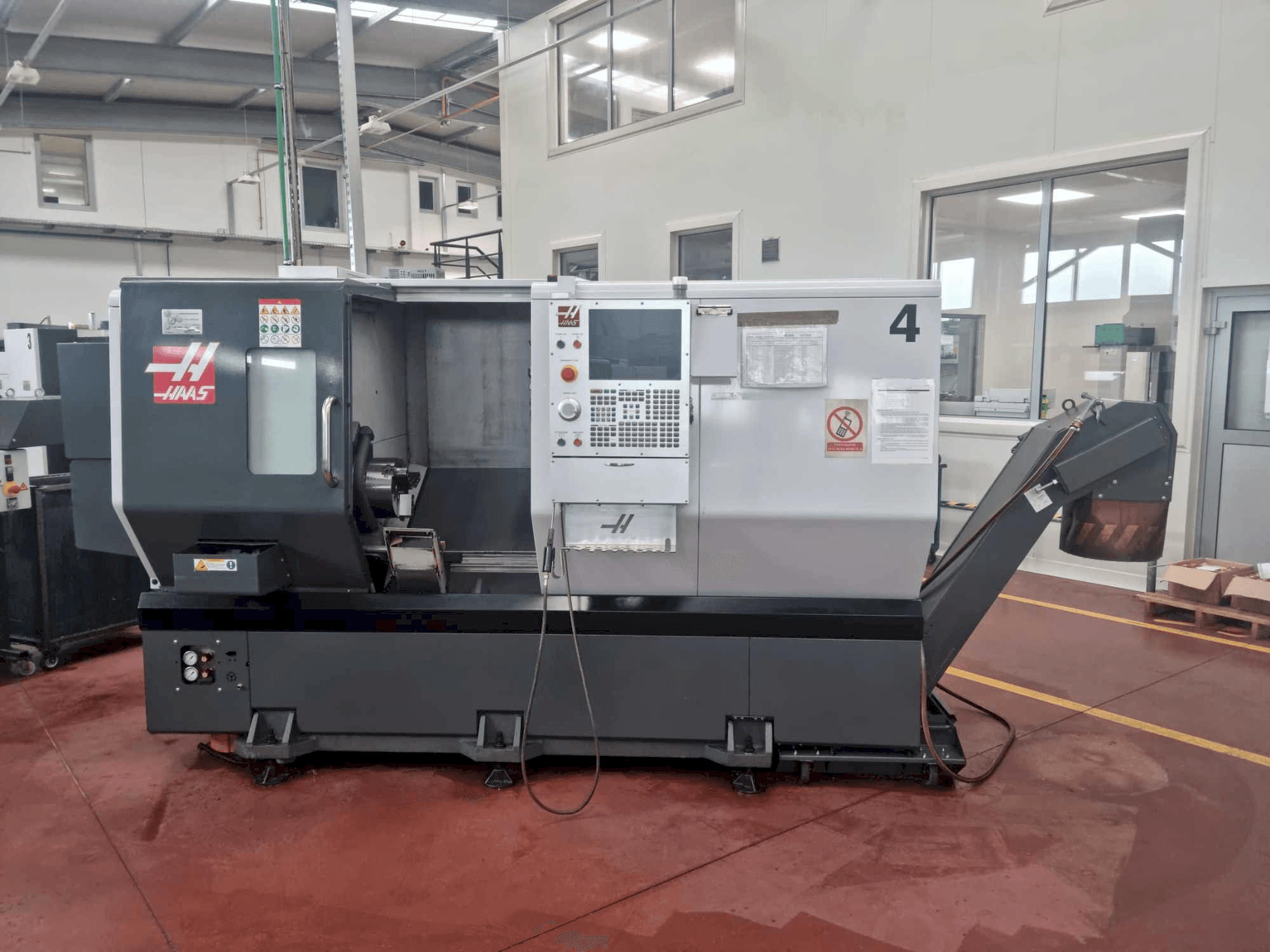 Vista frontal de la máquina HAAS ST-30Y