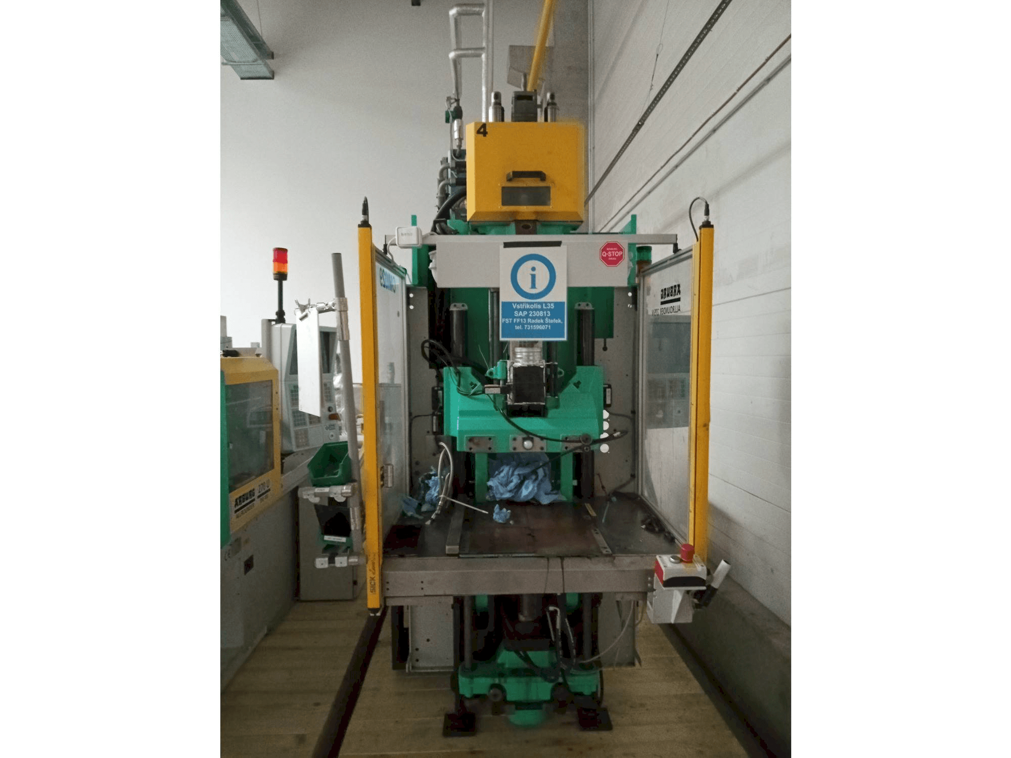Vista frontal de la máquina Arburg Allrounder 275V 250-70