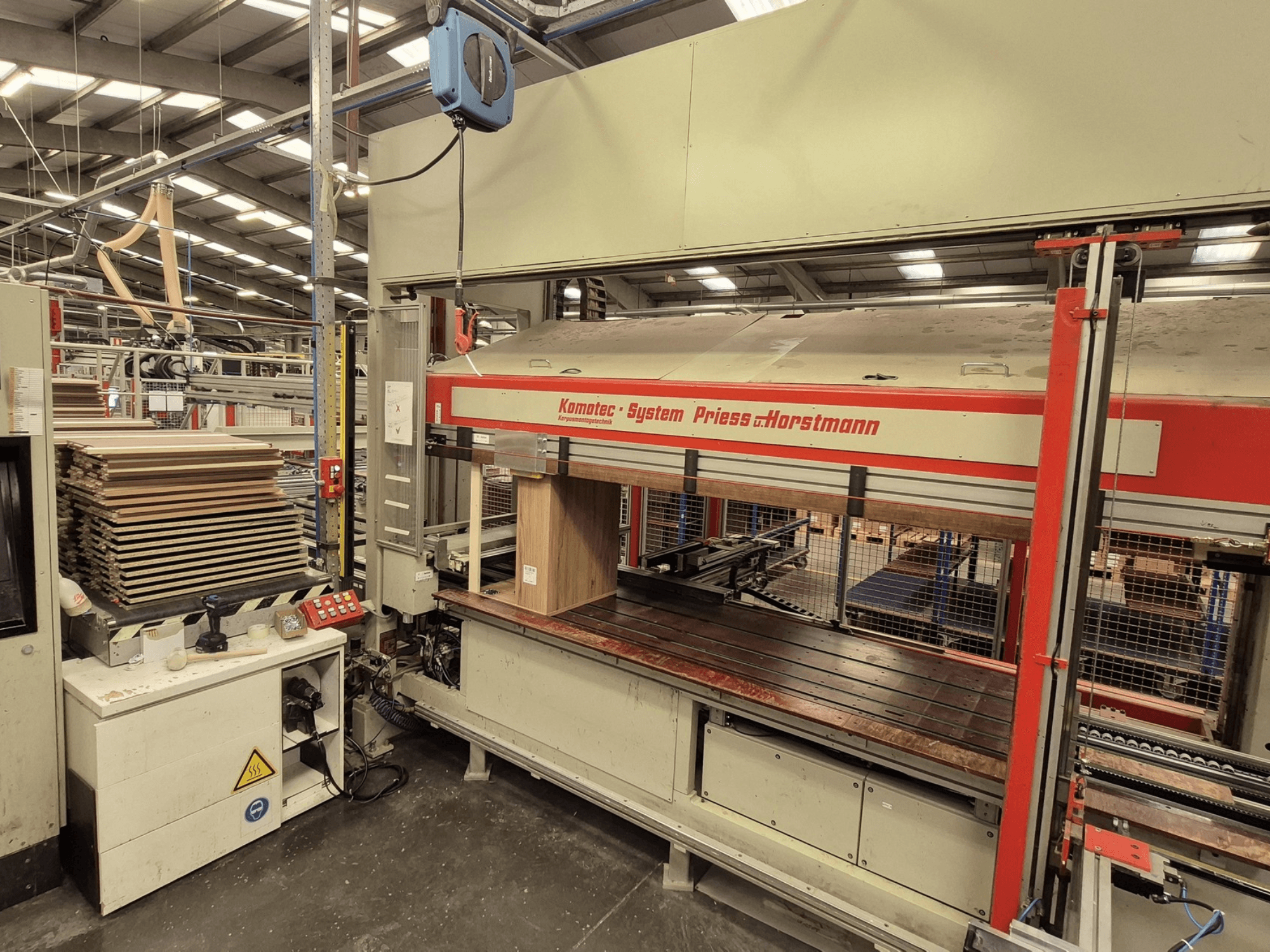 Prensa de chapa KP-5-CNC de PREISS U HORTSTMANN, vista frontal, mostrando las hojas de chapa apiladas y el panel de control.