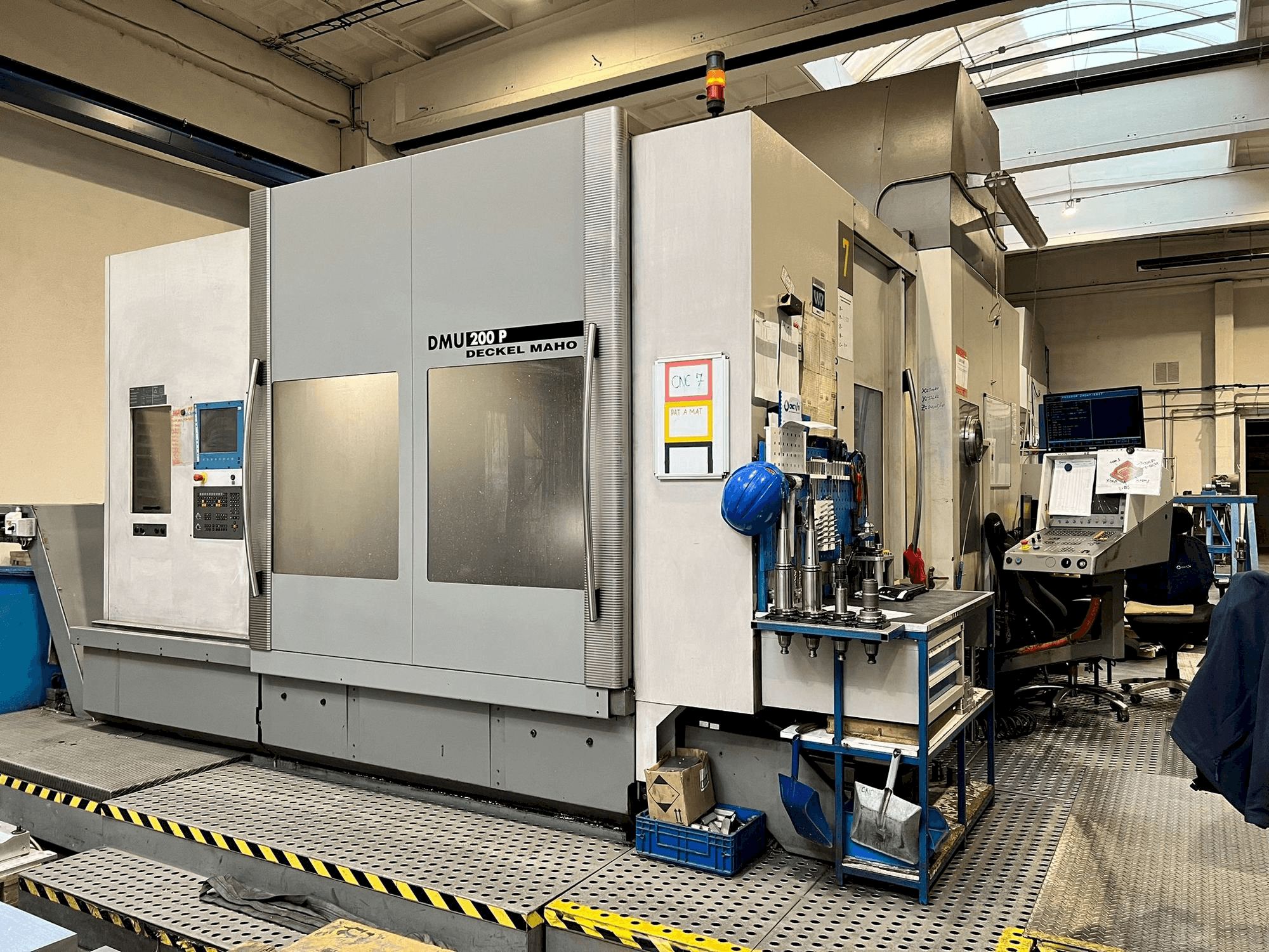 Vista frontal de la máquina DECKEL MAHO DMU 200P