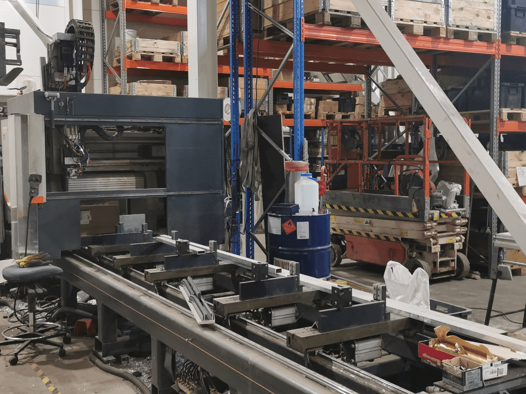 Vista frontal de la máquina Elumatec SBZ 140