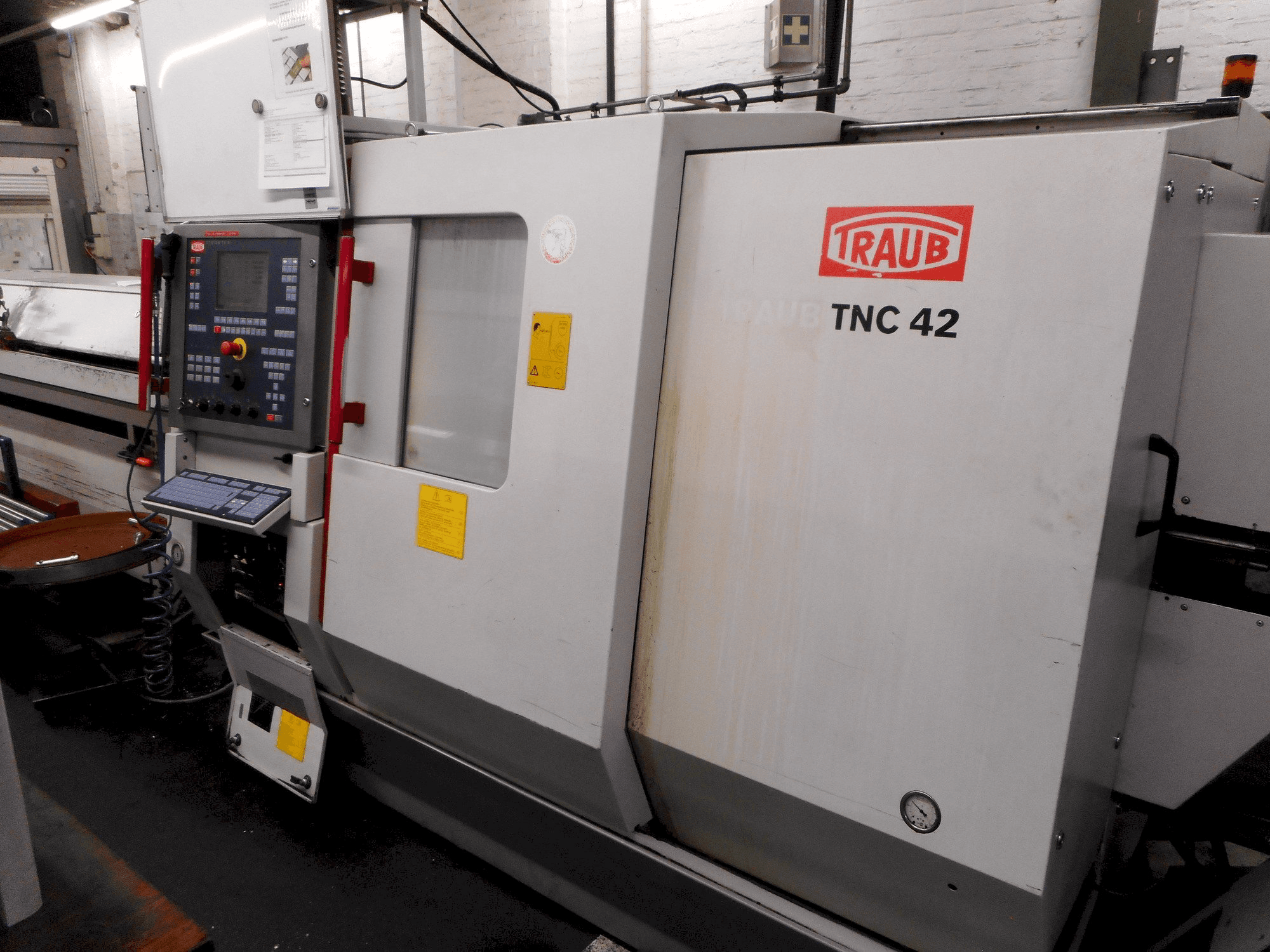 Vista frontal de la máquina TRAUB TNC42/65