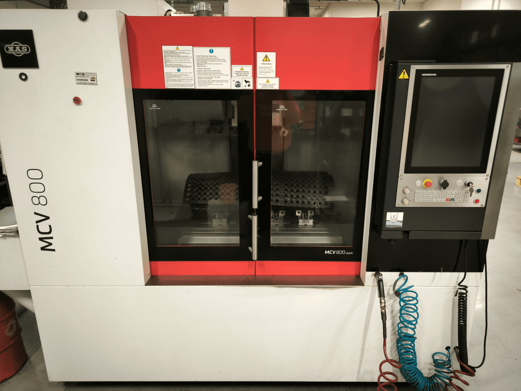Centro de mecanizado vertical KOVOSVIT MAS MCV 800 QUICK, vista frontal con panel de control y puertas dobles de cristal que muestran el espacio de trabajo.