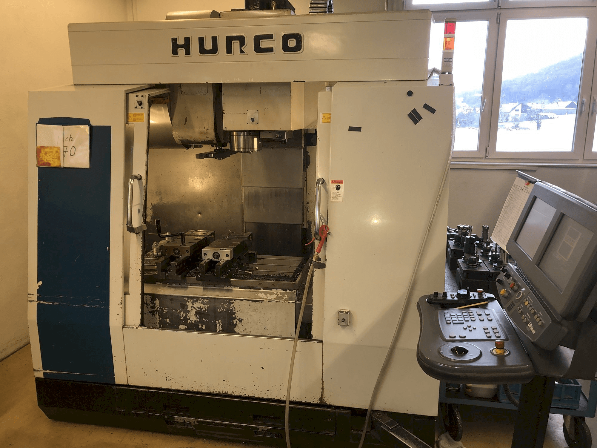 Vista frontal de la máquina Hurco BMC 30M