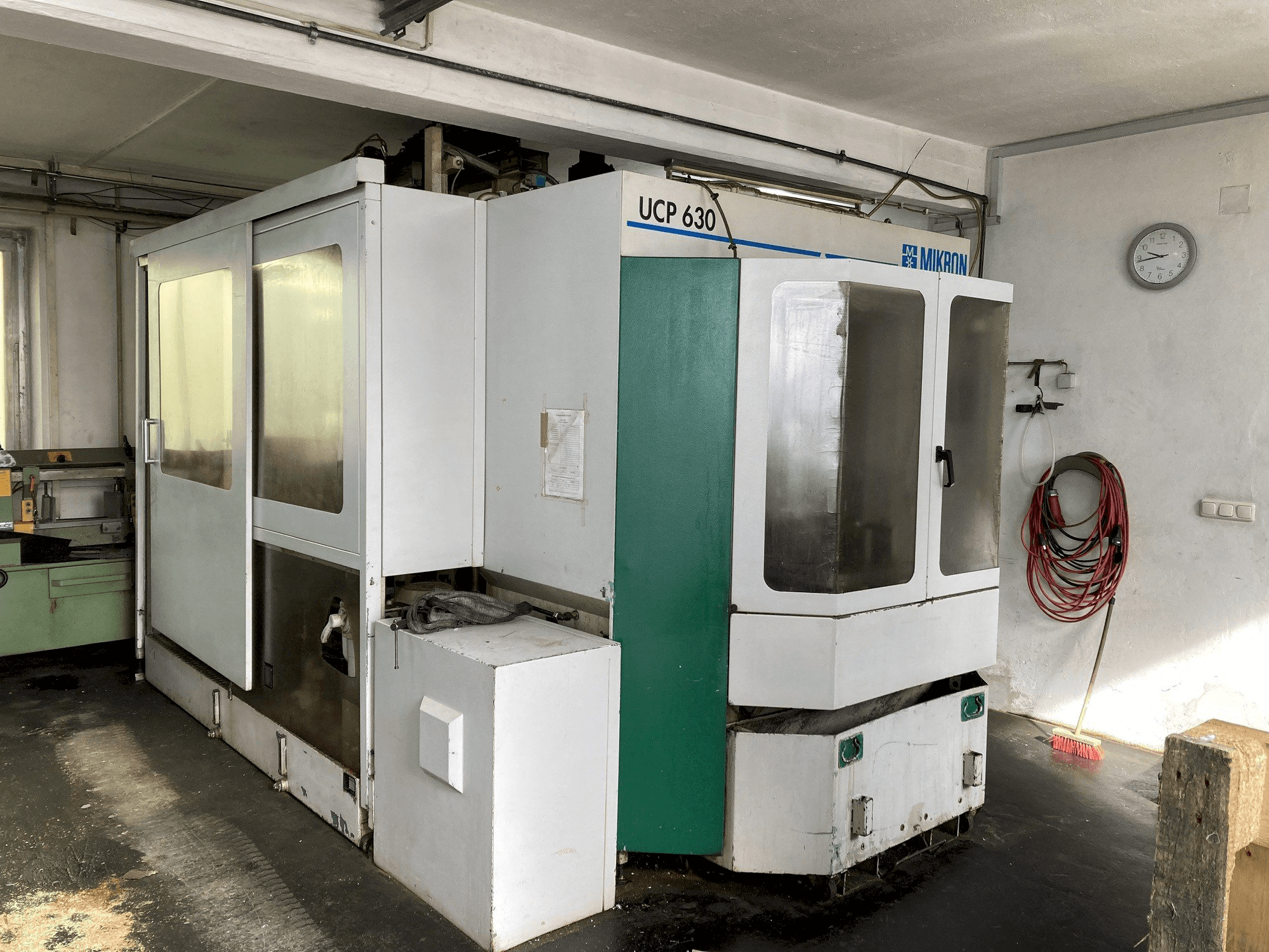 Vista frontal de la máquina MIKRON UCP 630