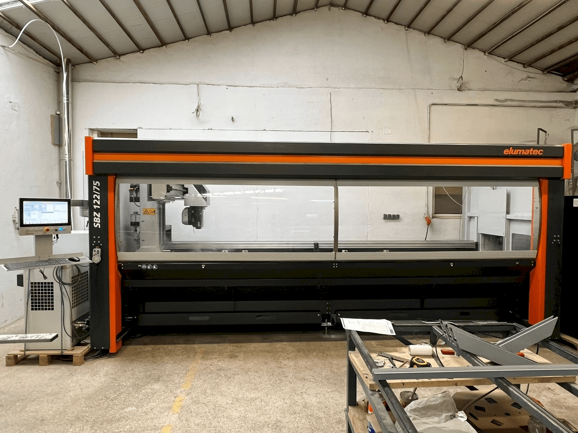 Vista frontal de la máquina Elumatec SBZ 122/75