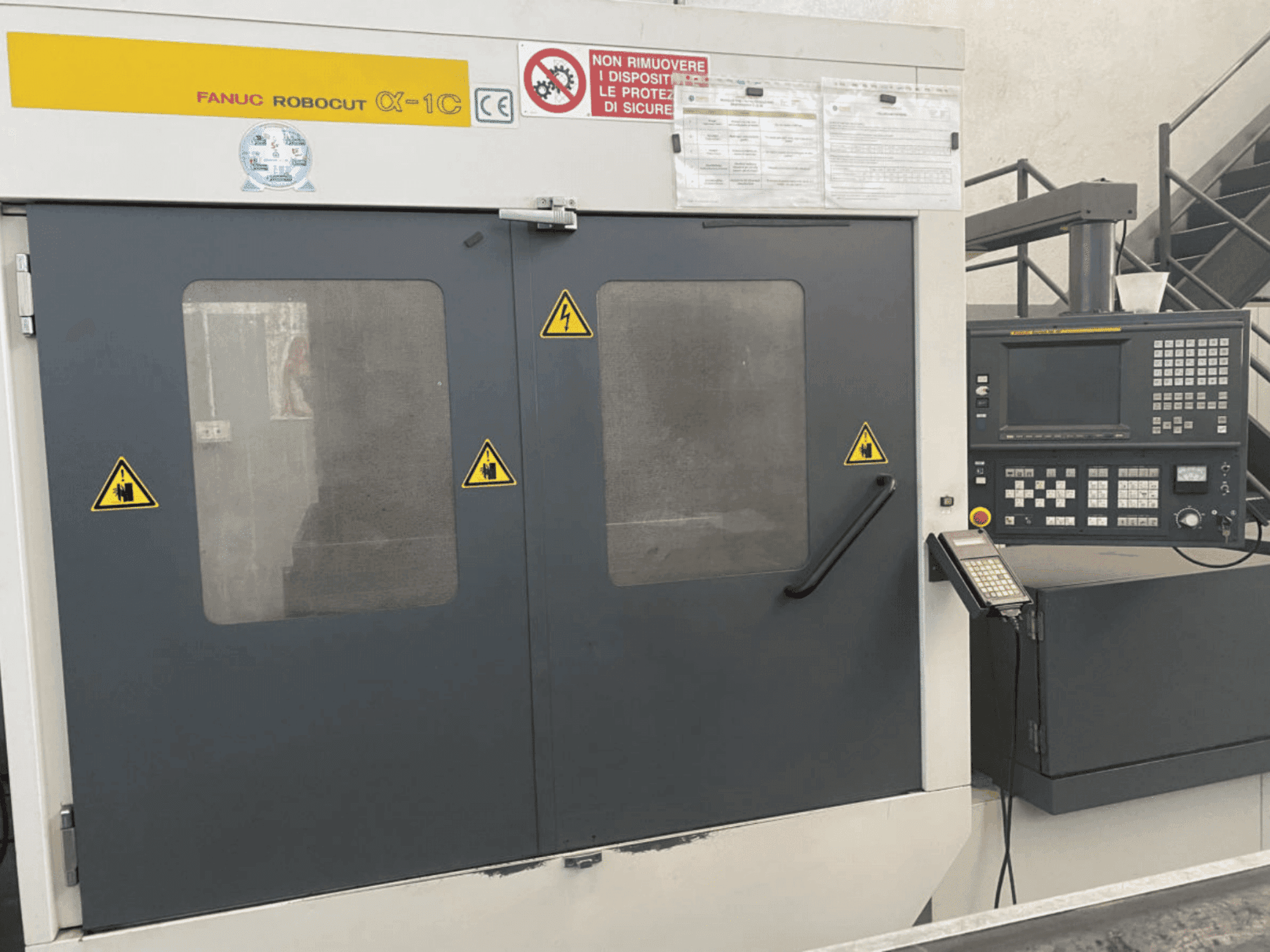 Vista frontal de la máquina FANUC Robocut alpha-1C