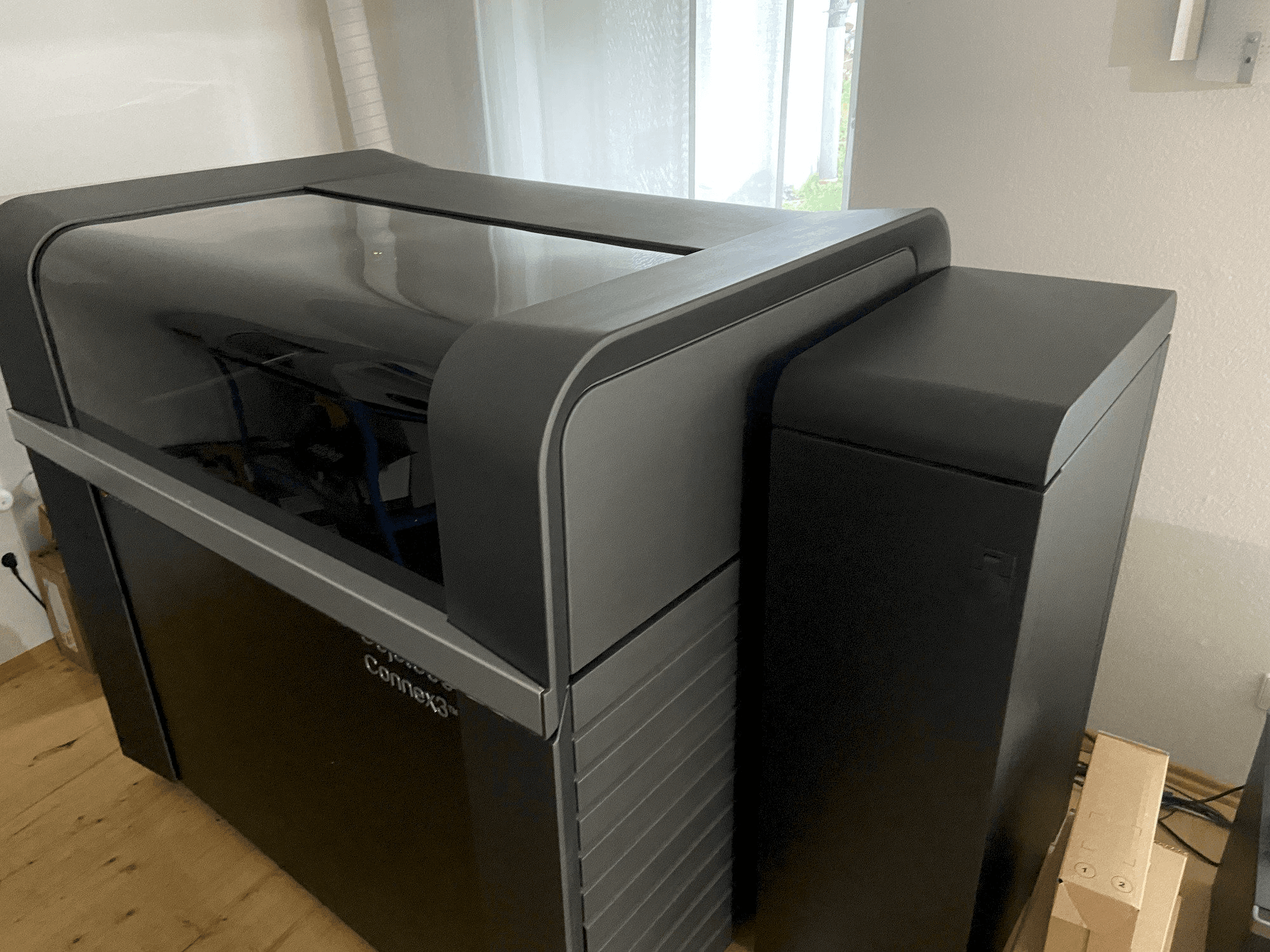 Vista frontal de la máquina Stratasys Objet500 Connex3