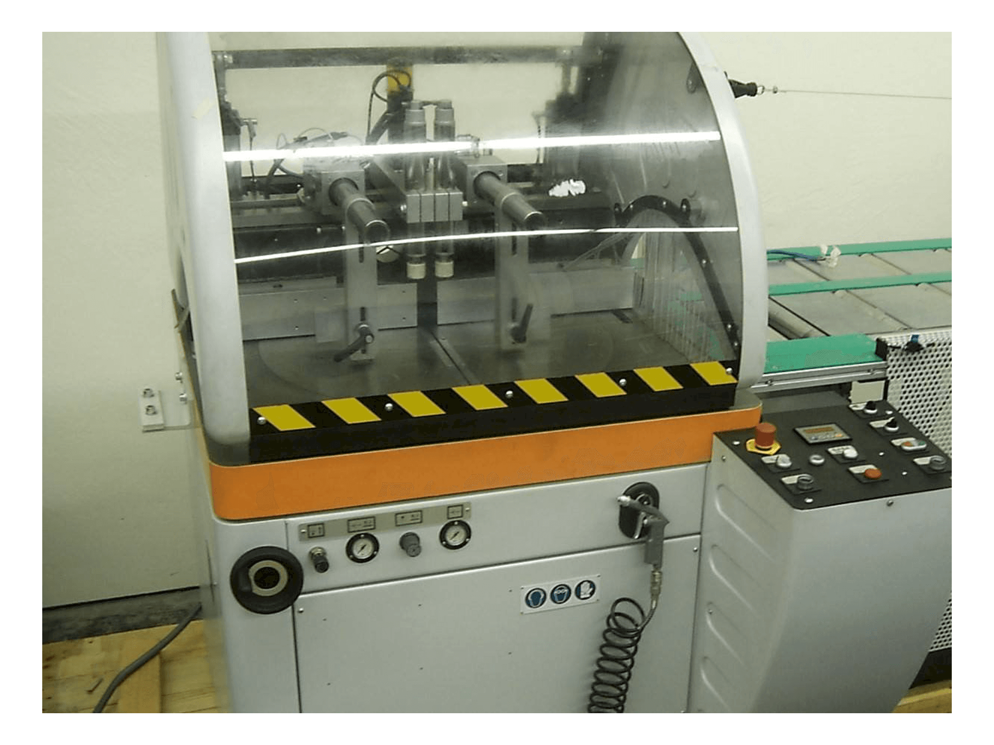 Vista frontal de la máquina KASTO alu U 20