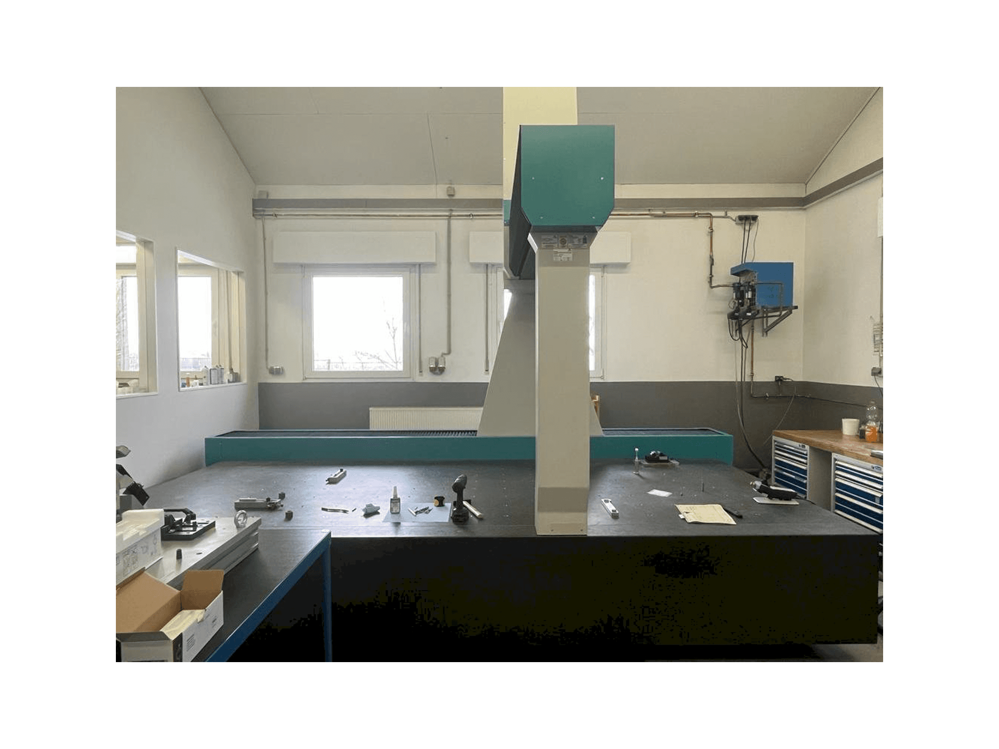 Vista frontal de la máquina Wenzel LH 1512