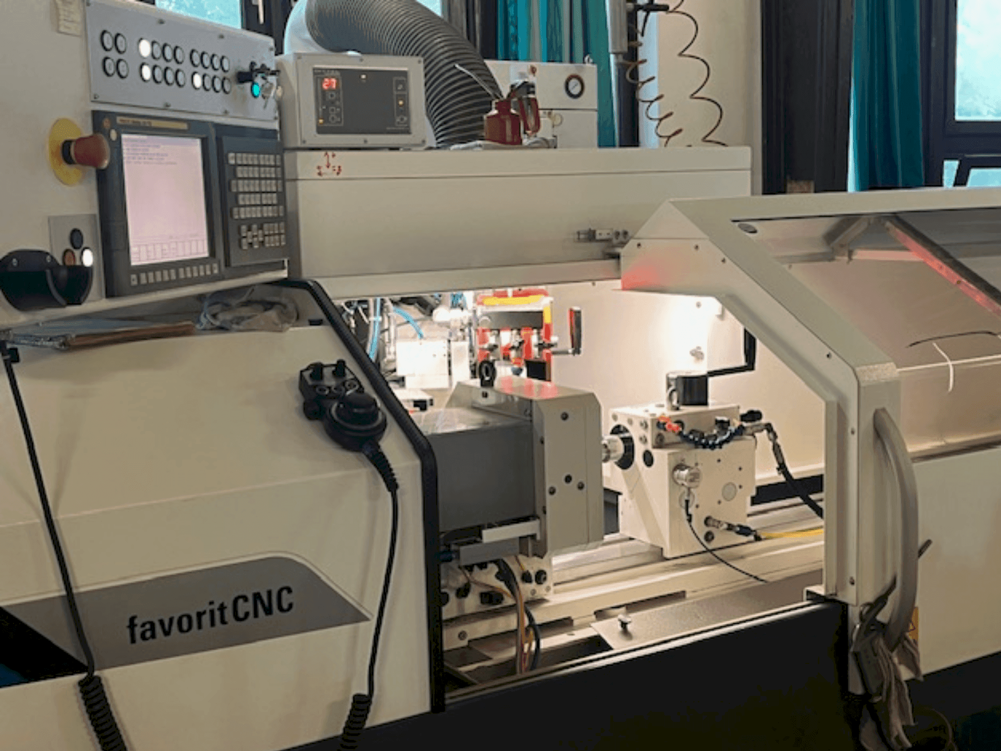 Vista frontal de la máquina STUDER favorit CNC