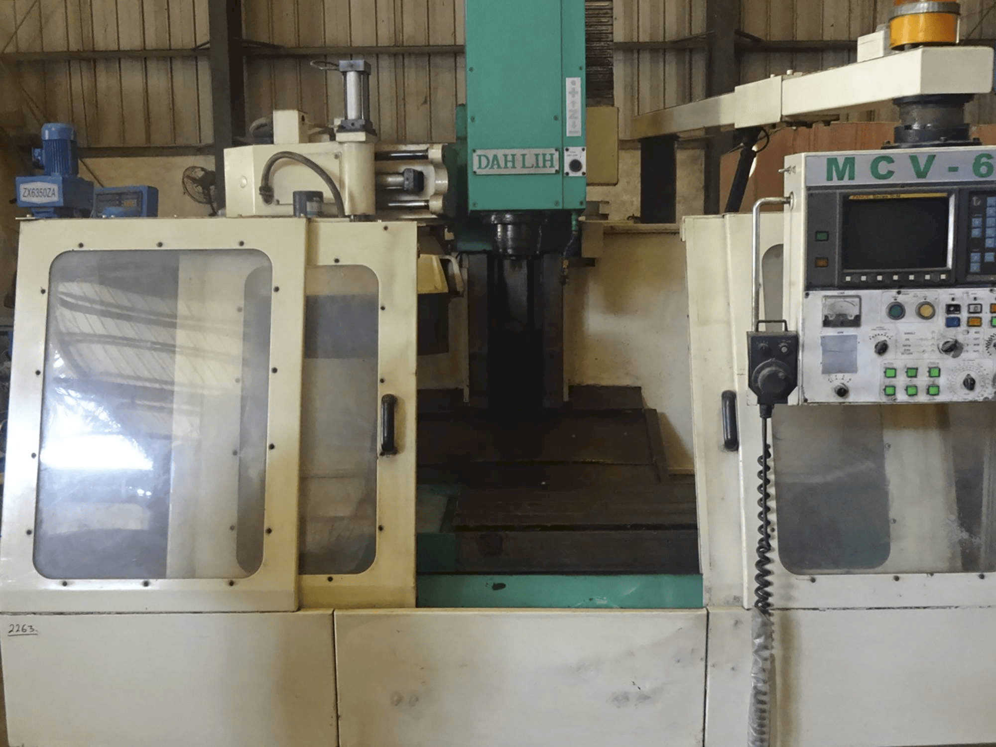 Vista frontal de la máquina DAH LIH DL-MCV 610