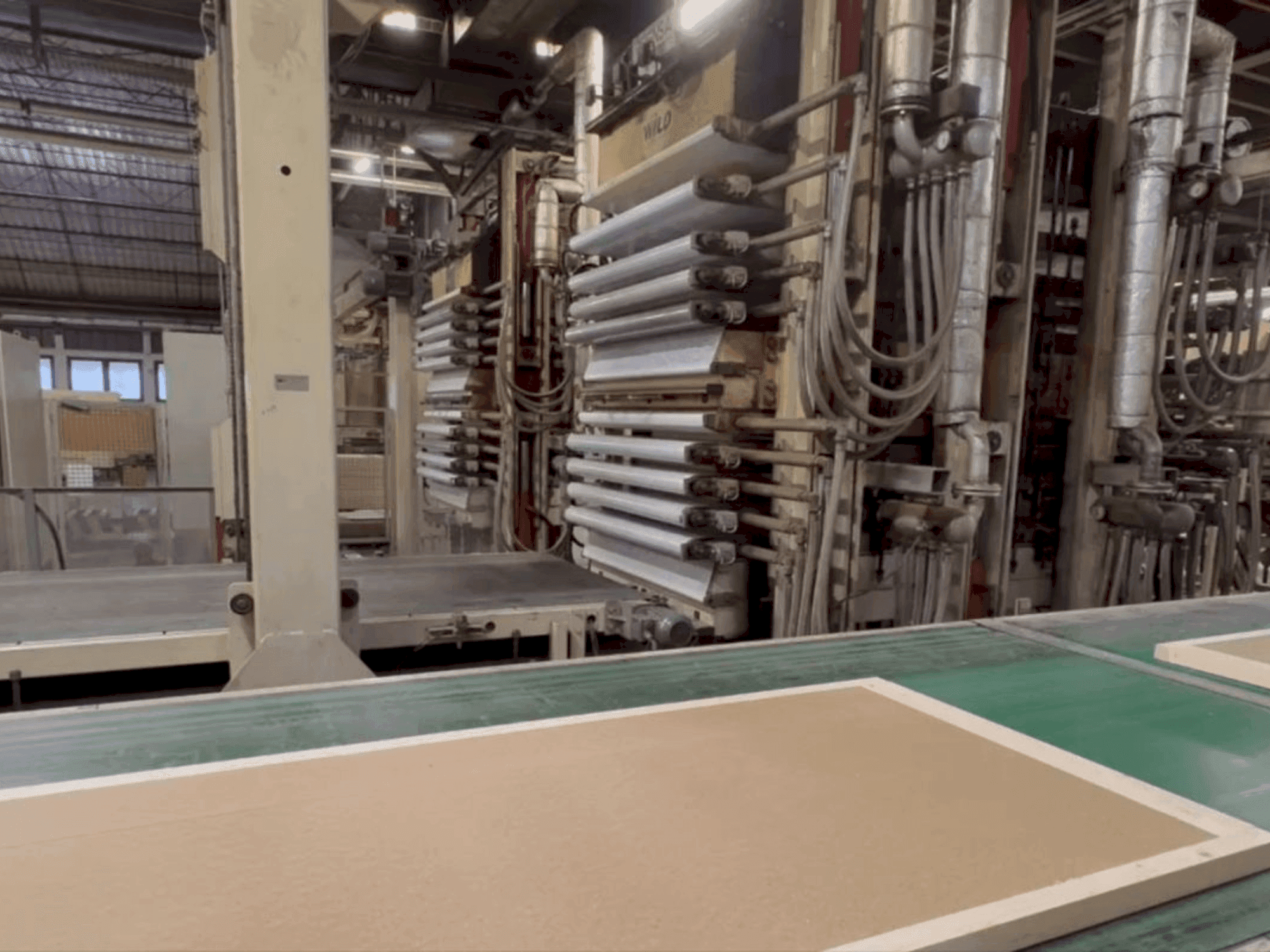 Vista frontal de la máquina WILD Door leaf press line