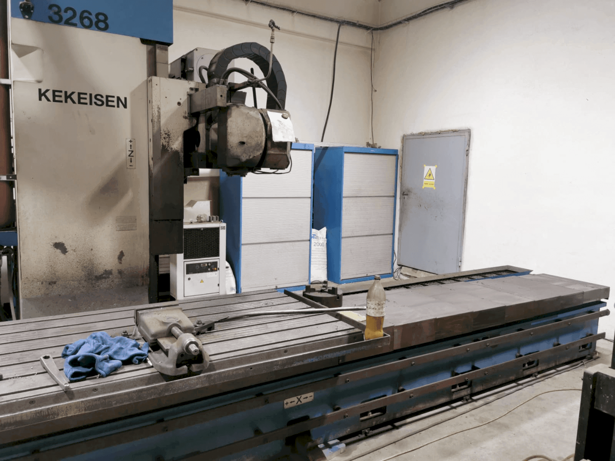Vista frontal de la máquina Kekeisen KEKEISEN UBF 2500