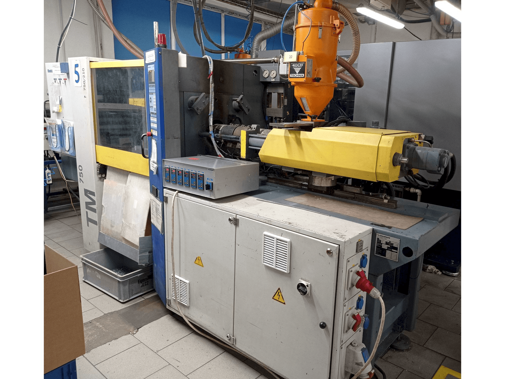 Vista frontal de la máquina Battenfeld TM 750/210